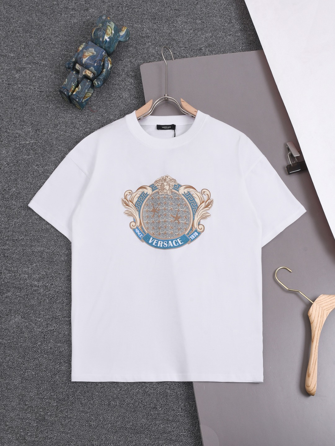 VERSACE 25SS Versace clásico, camiseta de manga corta cuello redondo con estampado de payaso y espigas en espejo, sincr…