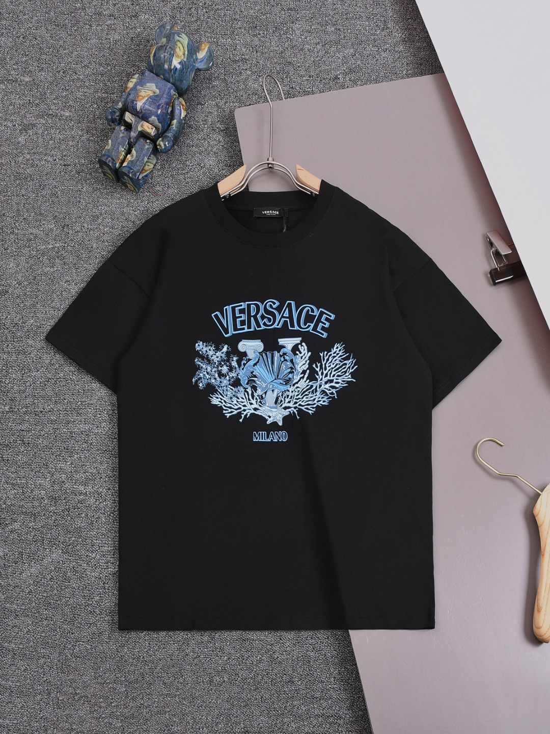 VERSACE 25SS Versace clásico, camiseta de manga corta cuello redondo con estampado de espigas y letras, sincronizado co…