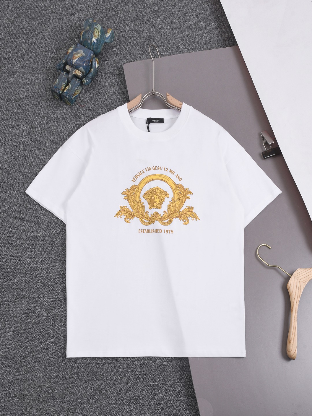 VERSACE 25SS Versace clásico, camiseta de manga corta cuello redondo con estampado de espigas y figuras, sincronizado c…
