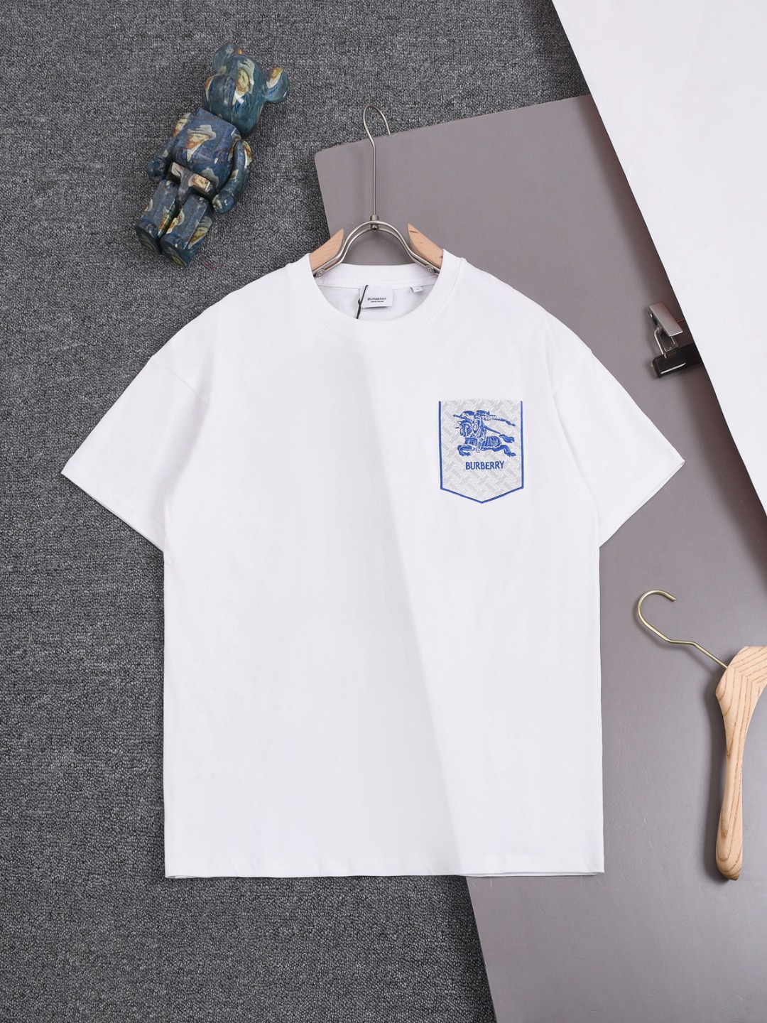 BURBERRY 25SS Burberry último modelo, parche de caballo de guerra en el pecho con bordado de bolsillo, camiseta de cuel…