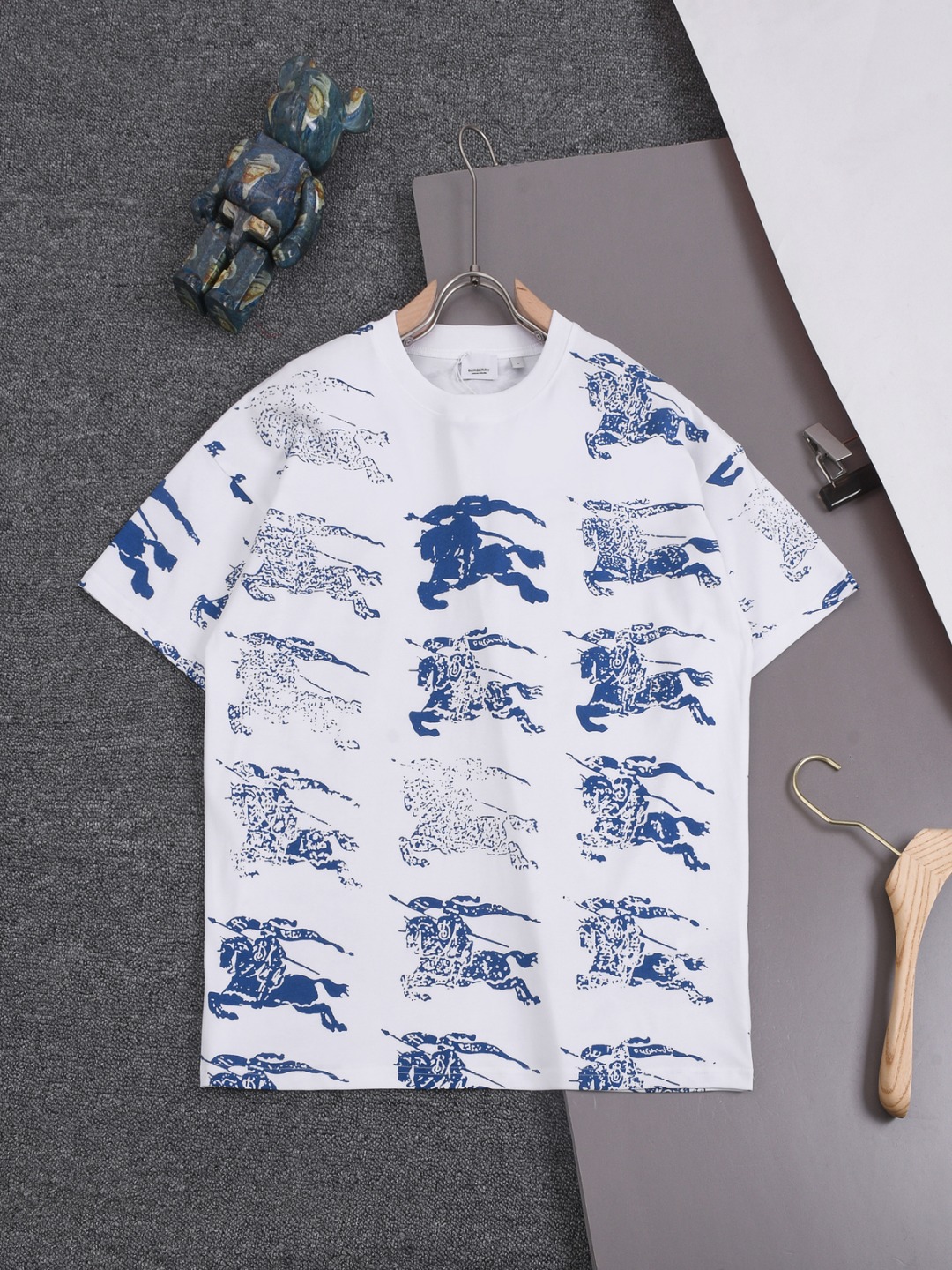 BURBERRY 25SS Burberry, lo más nuevo, camiseta de manga corta con cuello redondo y estampado de caballo de guerra en to…