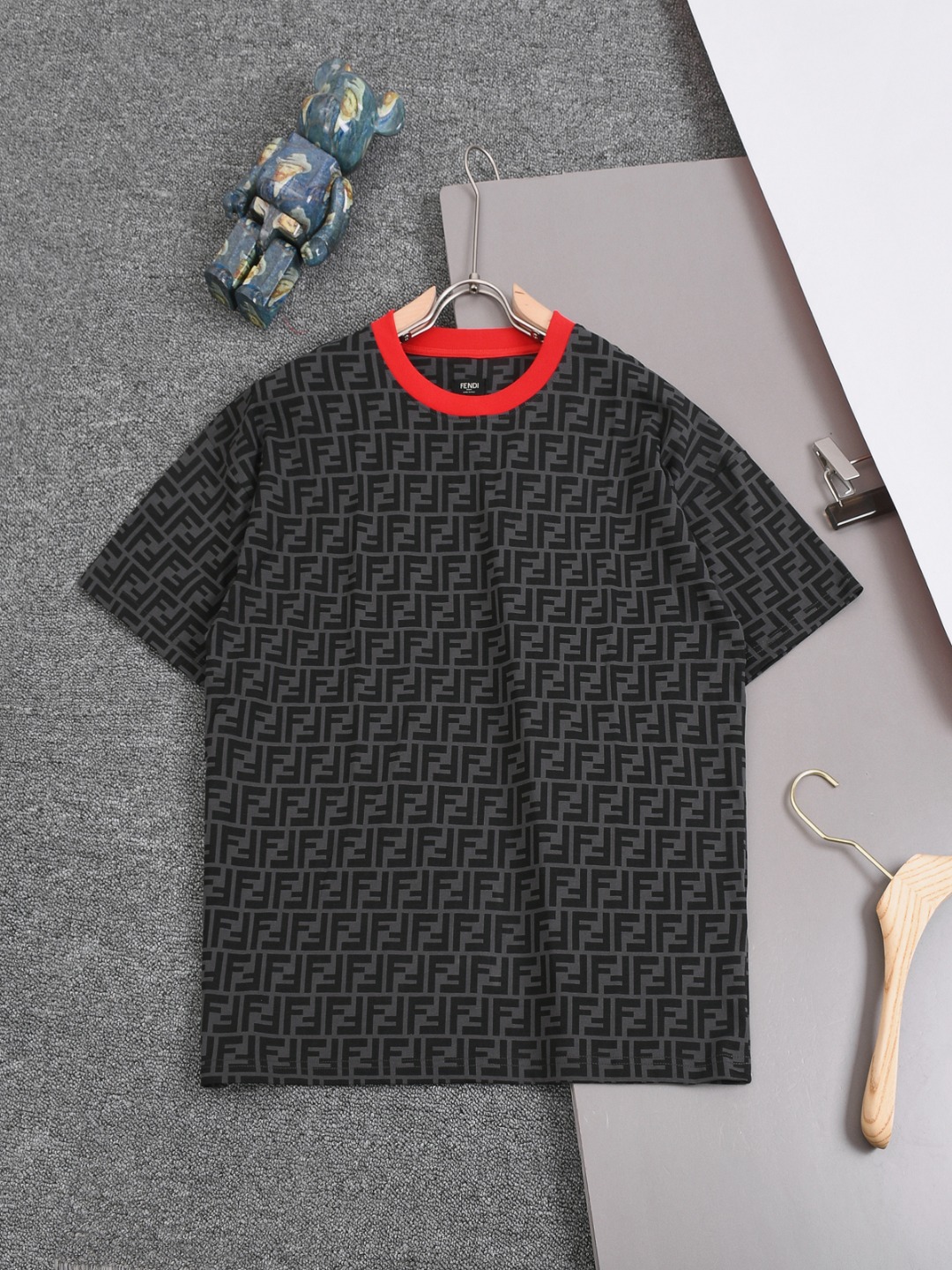 NO:135549,FENDI 25SS The latest little monster double F color-blocked neckline full of flowers and fashionable short-sleeved T-shirt, synchronized on the official website, and pure cotton fabric for the counter!  Comfortable skin, durable and easy to wear, classic and simple logo design, original craftsmanship meticulous, must-have items for men and women, tags, collar marks, washing wheat, three-standards, color brown and black, size chart, XS-L, size chart, XS shoulder width 58-bust 55-cloth length 70 S shoulder width 60-bust 57-cloth length 72 M shoulder width 61.5-bust 59-cloth length 74 L shoulder width 63-bust 61-cloth length 76,,fendi,fendi,T-shirt,tees,t-shirt,alexander wang19860909FENDI 25SS 芬迪 最新款小魔怪 双F 拼色领口满花圆领时尚短袖T恤,官网同步,专柜纯棉面料！贴肤舒适,耐看又好穿,经典简约logo设计,原厂工艺一丝不苟,型男型女必备单品 吊牌 领标.水洗麦 三标齐全  颜色棕色黑色 码数XS-L 尺寸表 XS肩宽58-胸围55-衣长70 S肩宽60-胸围57-衣长72 M肩宽61.5-胸围59-衣长74 L肩宽63-胸围61-衣长76,,fendi,fendi,T-shirt,tees，t-shirt,alexander wang,Men's clothing