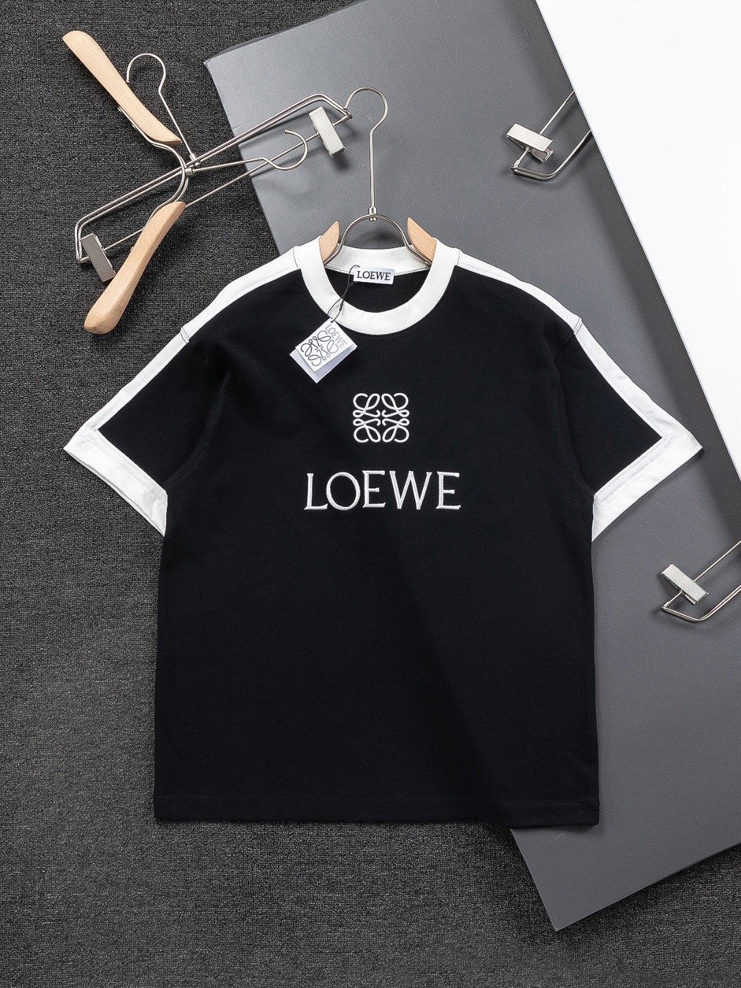 🅿️95 LOEWE 罗意威 微宽版型S-Xl 25ss最新最顶级黑白拼接拼色刺绣logo款圆领短袖，最顶级的品质专柜原单短袖，顶级制作工艺进口面料，专柜款独特设计，采用进口高端订制进口丝线手感一流！官网在售！ 颜色：黑色 白色 两色 …