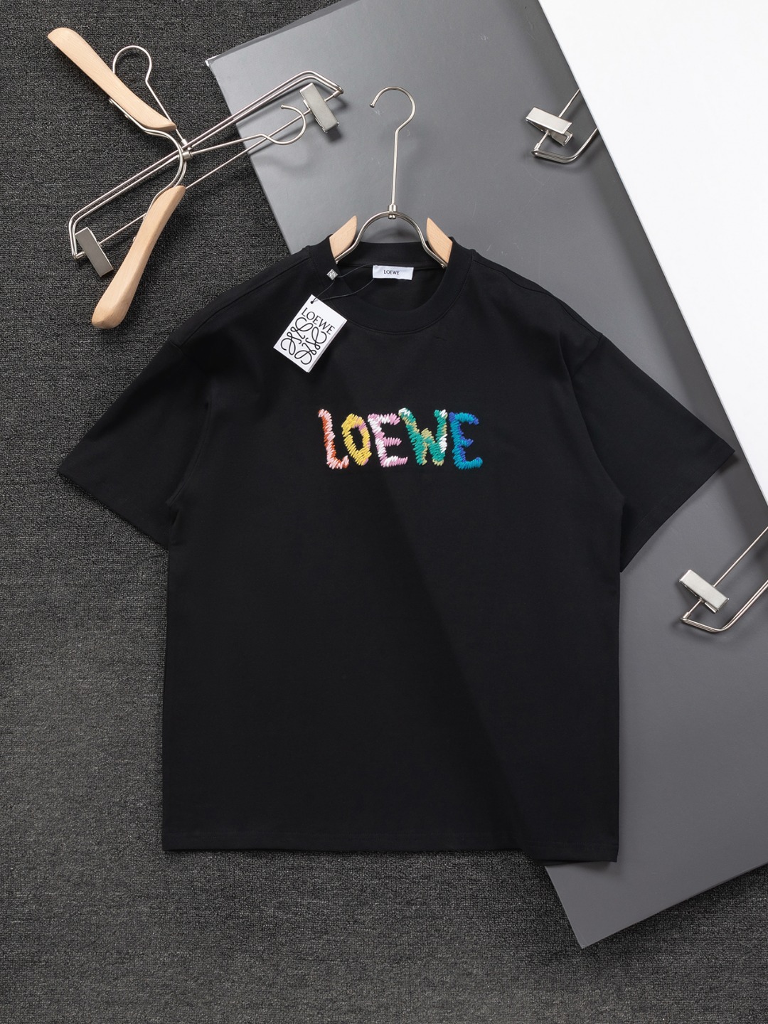🅿️95 LOEWE 罗意威 微宽版型S-Xl 25ss最新最顶级 七色彩虹🌈字母🪡刺绣logo款圆领短袖，最顶级的品质专柜原单短袖，顶级制作工艺进口面料，专柜款独特设计，采用进口高端订制进口丝线手感一流！官网在售！ 颜色：黑色 白…