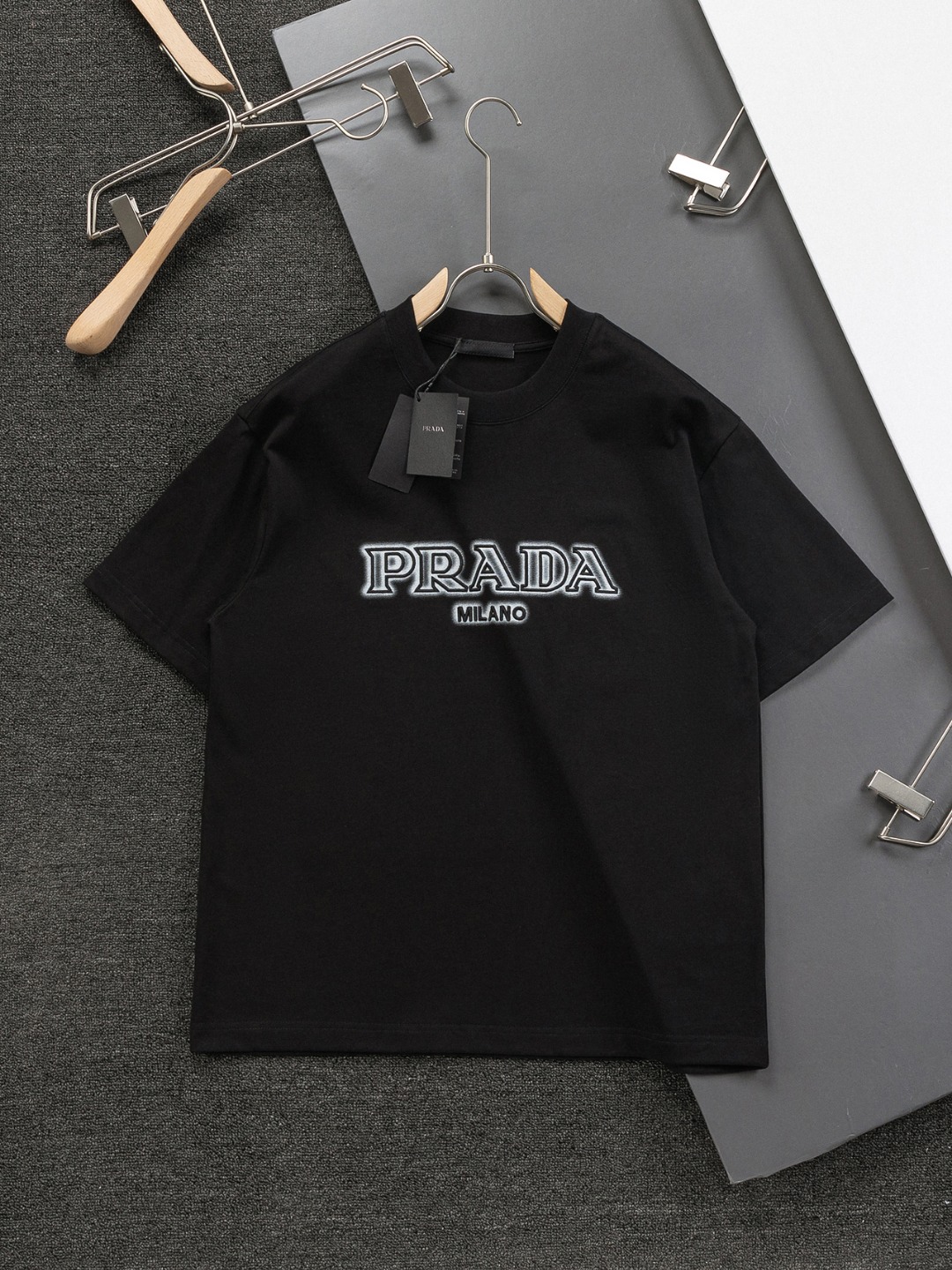 PRAD 25ss El nuevo logo tridimensional de Prada bordado en el pecho y el clásico logo triangular impreso en la parte po…