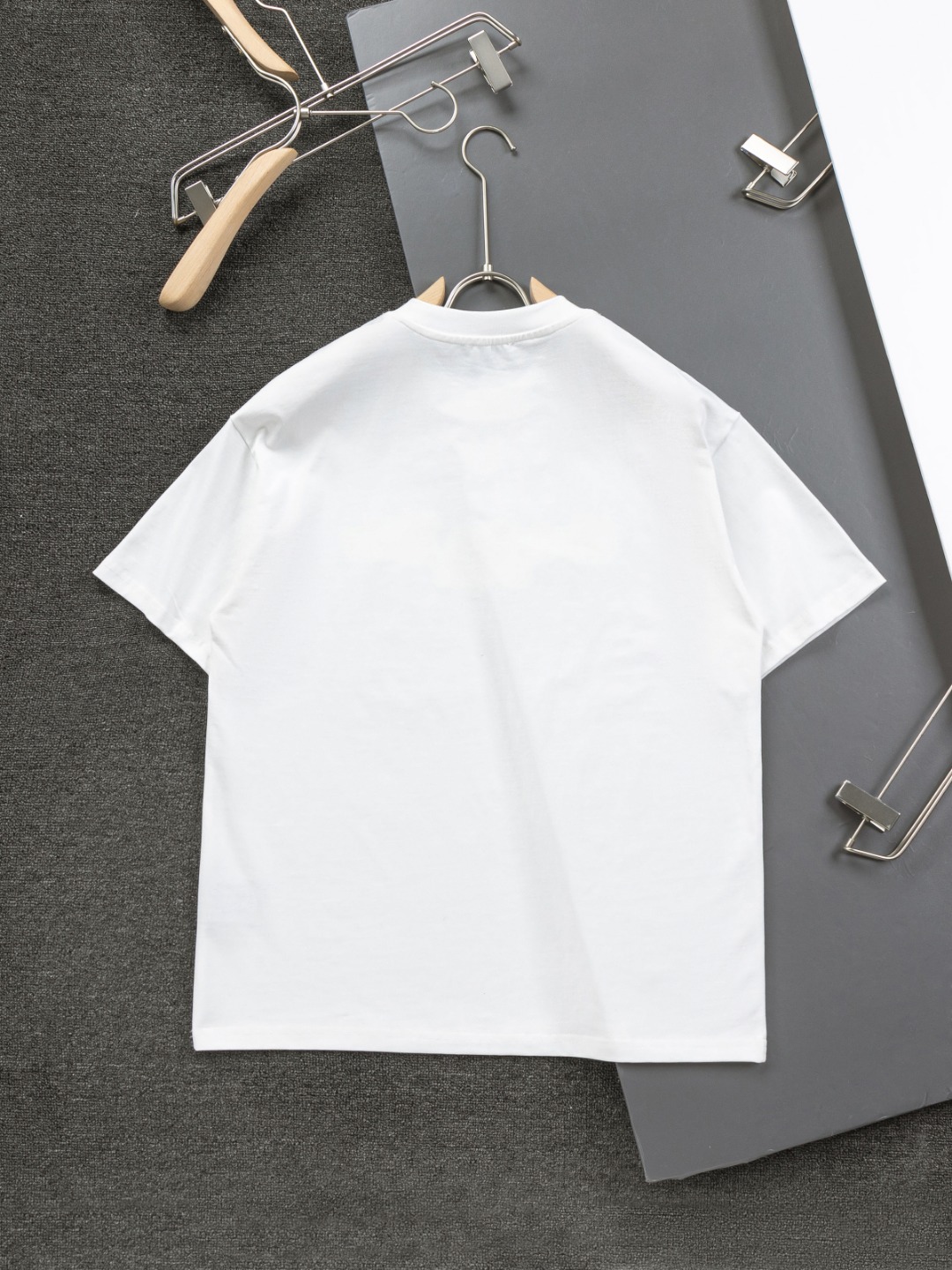 Dior CD 25s Black & White T-shirt: Luxury Comfort with Classic Embroidery - 图片 2