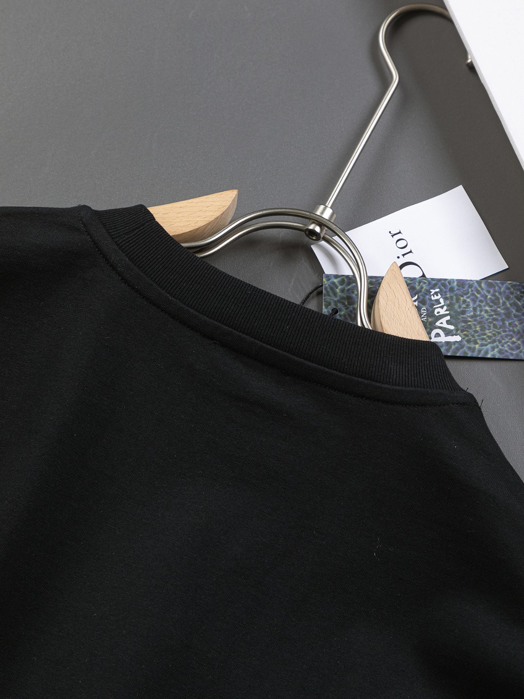 Dior CD 25s Black & White T-Shirt with Classic Embroidery, Perfect for Summer - 图片 6
