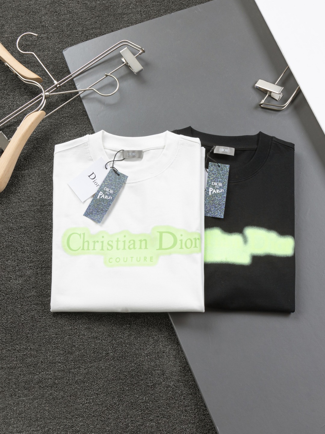Dior CD 25s Black & White T-Shirt with Classic Embroidery, Perfect for Summer - 图片 3