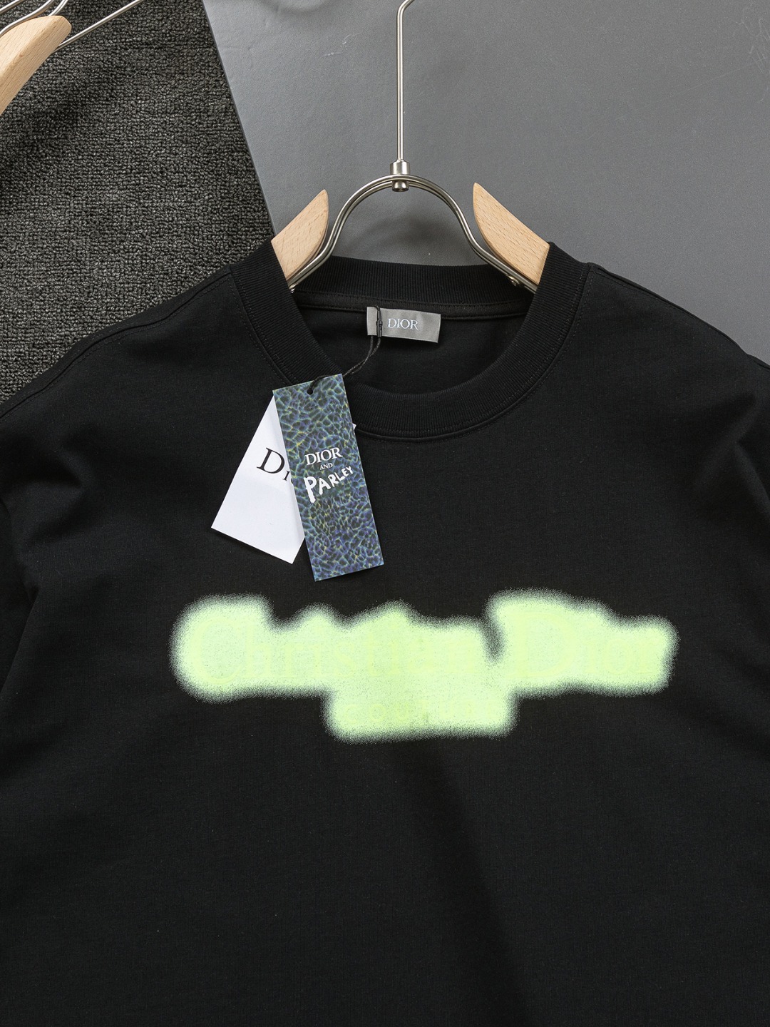 Dior CD 25s Black & White T-Shirt with Classic Embroidery, Perfect for Summer - 图片 4