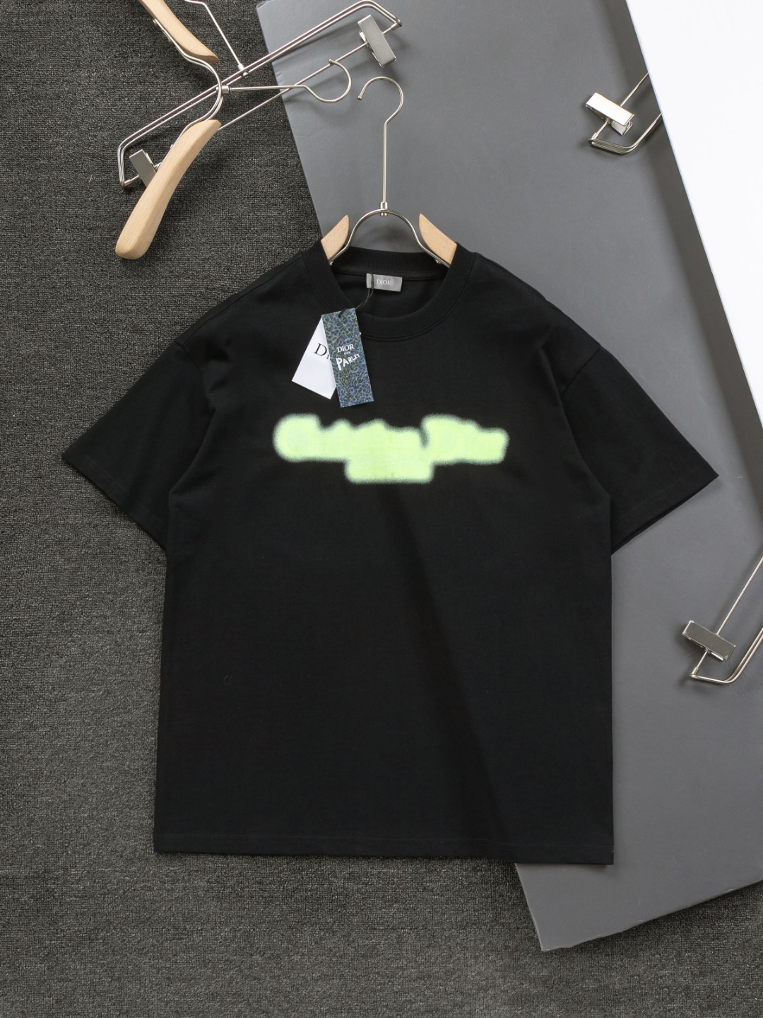 Dior CD 25s Black & White T-Shirt with Classic Embroidery, Perfect for Summer - 图片 1