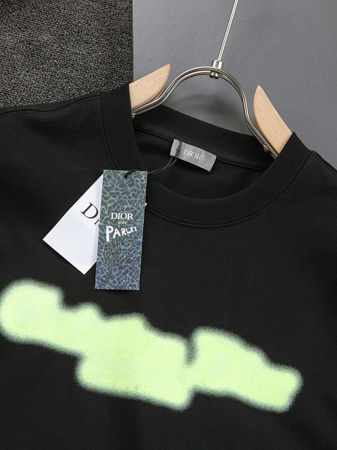 Dior CD 25s Black & White T-Shirt with Classic Embroidery, Perfect for Summer - 图片 5