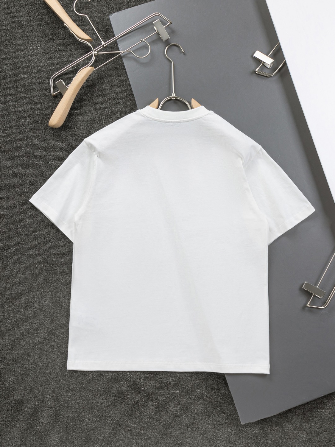 Luxury Dior Embroidered Shirt: Classic Black and White Design, Perfect for Summer Comfort - 图片 2