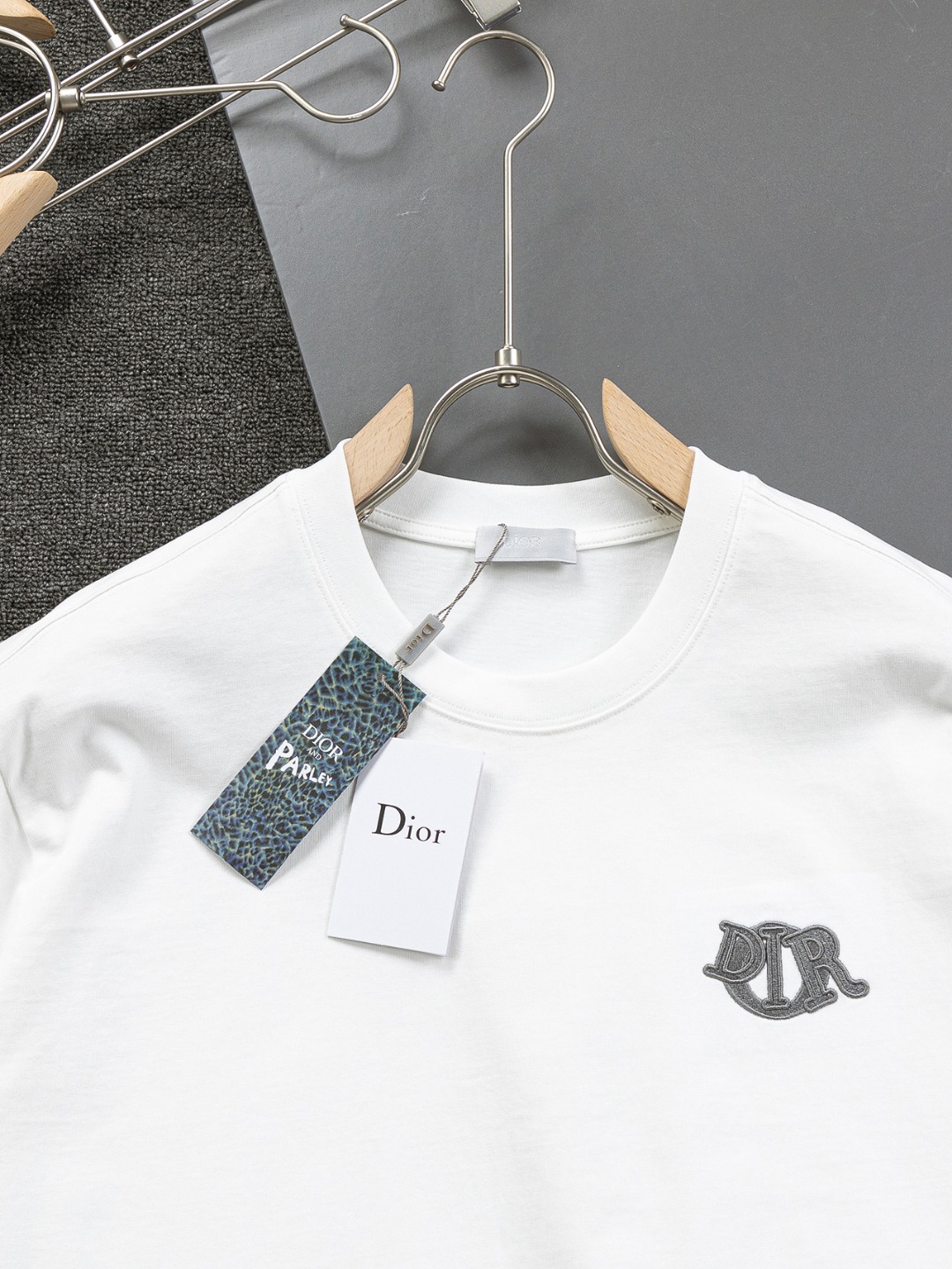 Luxury Dior Embroidered Shirt: Classic Black and White Design, Perfect for Summer Comfort - 图片 4