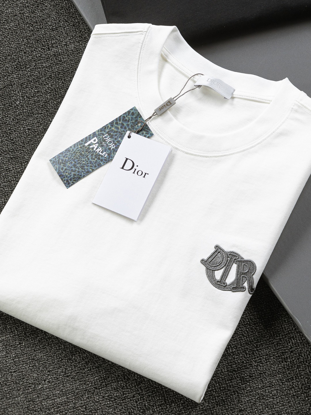 Luxury Dior Embroidered Shirt: Classic Black and White Design, Perfect for Summer Comfort - 图片 3