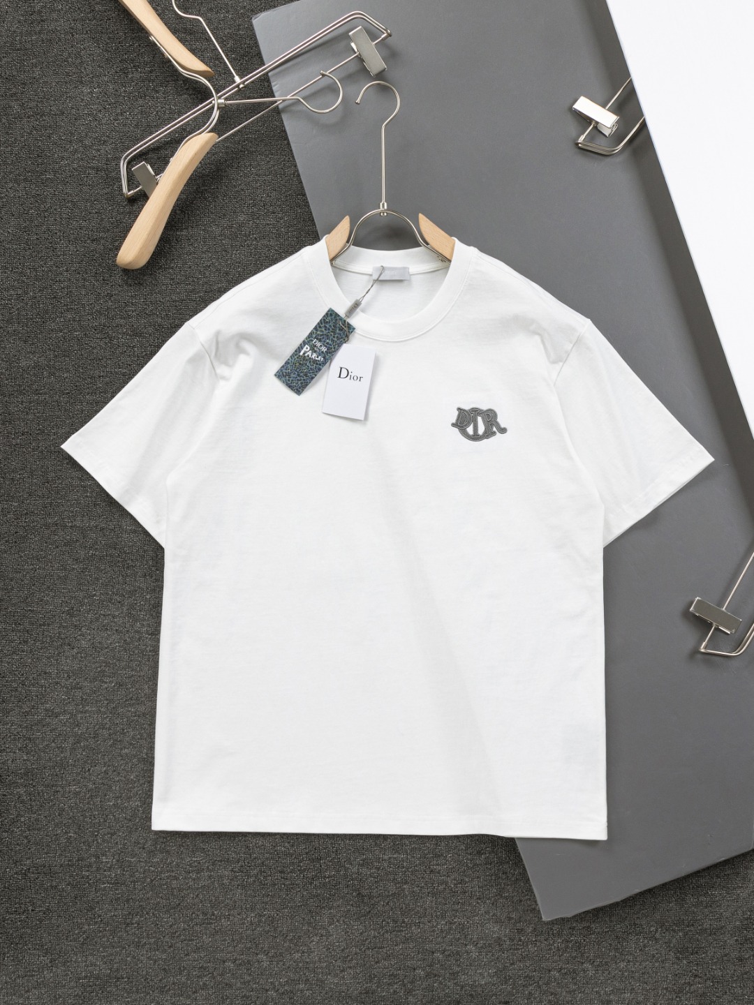 Luxury Dior Embroidered Shirt: Classic Black and White Design, Perfect for Summer Comfort - 图片 1