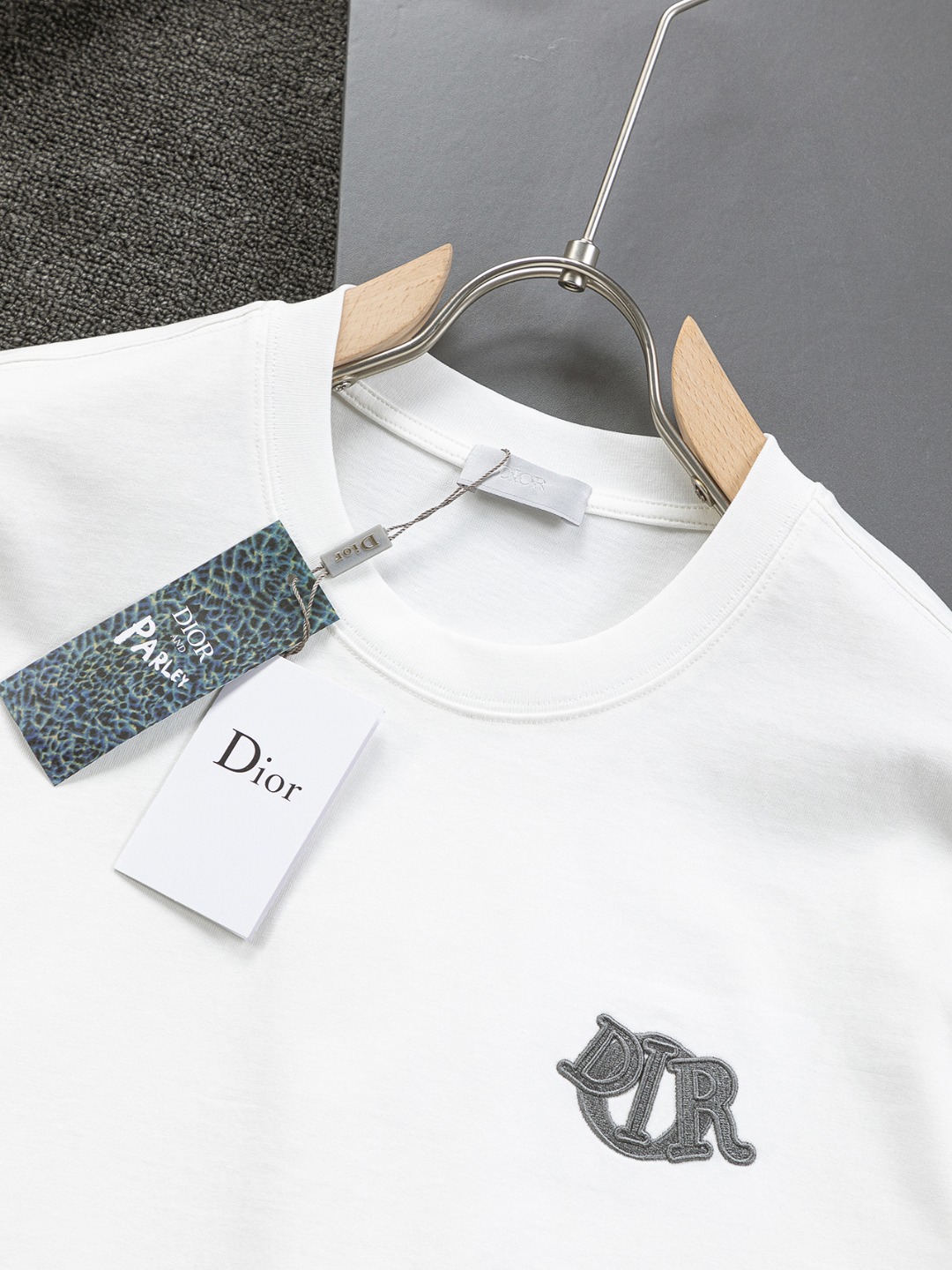 Luxury Dior Embroidered Shirt: Classic Black and White Design, Perfect for Summer Comfort - 图片 5
