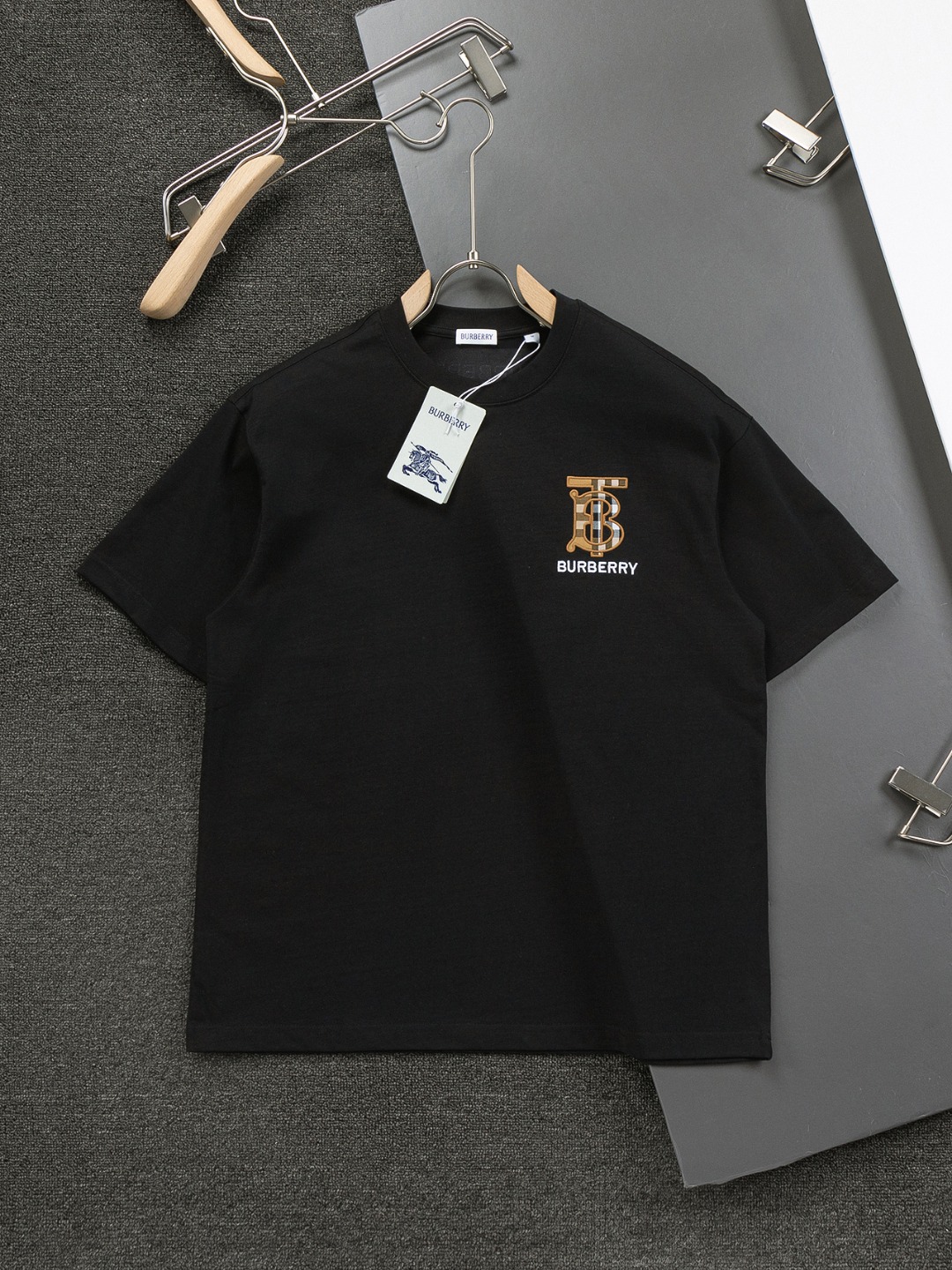 BBR 新款独家限定 最顶级胸口BT贴布logo字母刺绣徽标图案🪡精美工艺 320克洗水面料T恤作为奢侈界的龙头，B家可谓是当之无愧了，而今天要说的这件作品，首先映入眼帘的就是宽松舒适的黑白纯色两大版型~~罗纹圆领成了其版型的最好修饰，…