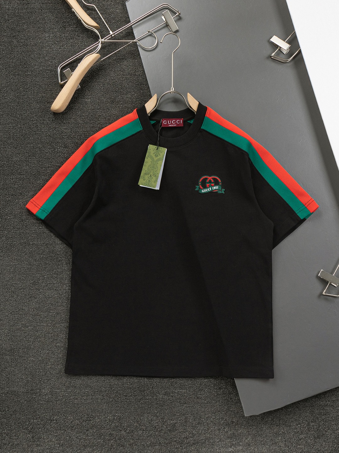 Gucci 古驰 红绿织带袖子拼接 1921刺绣🪡字母logo 双G圆领短袖 潮流元素融合专柜款方面可以说是十分之成熟。精致工艺专柜面料，顶级元素融合打造，经典短袖3标齐全，潮男时尚，无论是上身舒适度还是都是无可比拟的存在，可以说是夏日…