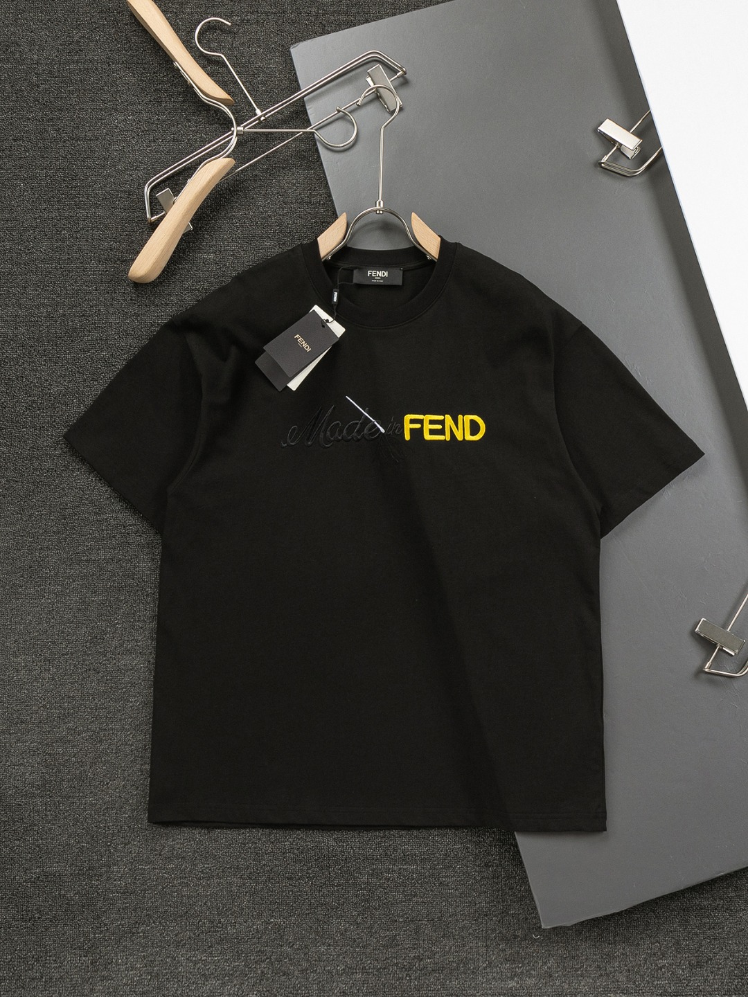 FENDI 芬迪 微宽版型XS-L 最新最顶级黑色字母刺绣款短袖，新款潮流爆款短袖，最顶级的品质专柜原单，顶级制作工艺进口面料，专柜款独特设计，采用进口高端订制进口丝线手感一流！官网在售纯棉面料克重高达320克，光泽度好细腻丝滑。 柔软细…