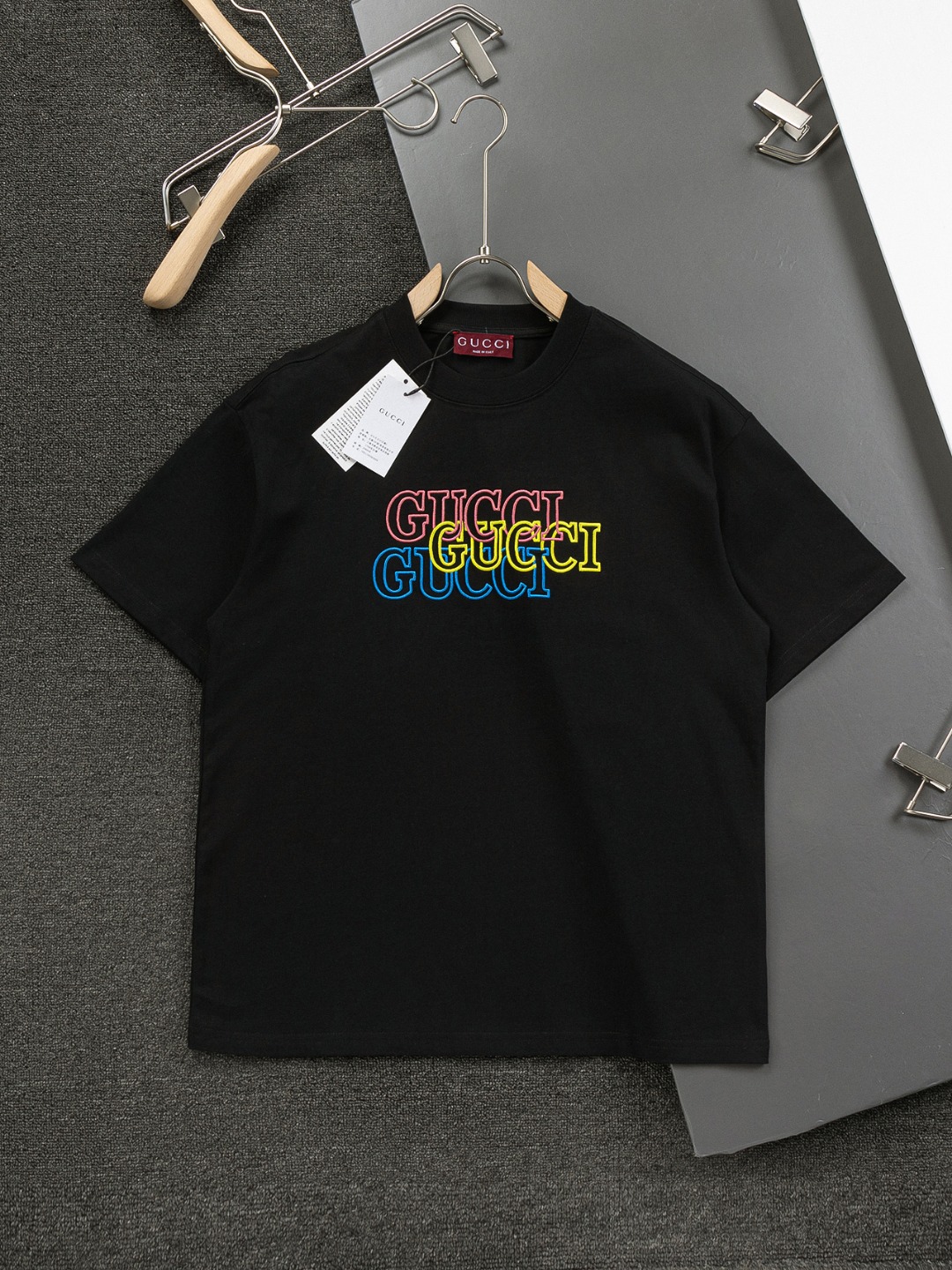 Gucci 25ss nueva temporada, modelo de tienda, bordado tricolor rojo, azul y amarillo en el pecho 🪡 Camiseta de cuello …