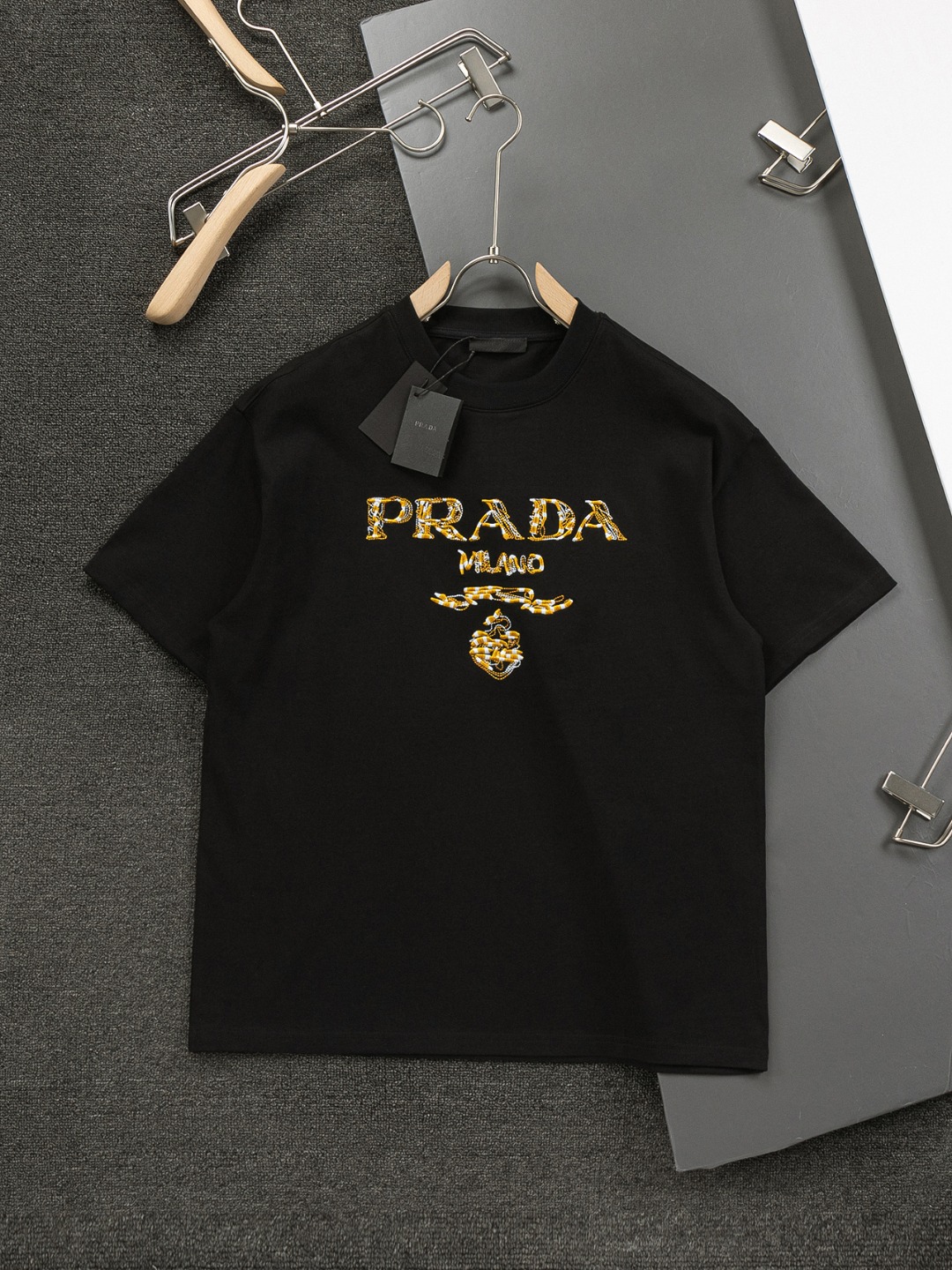 PRAD 25ss La nueva camiseta de manga corta con logo de triángulo jacquard grande bordado 🪡logo heavy craft de Prada en…
