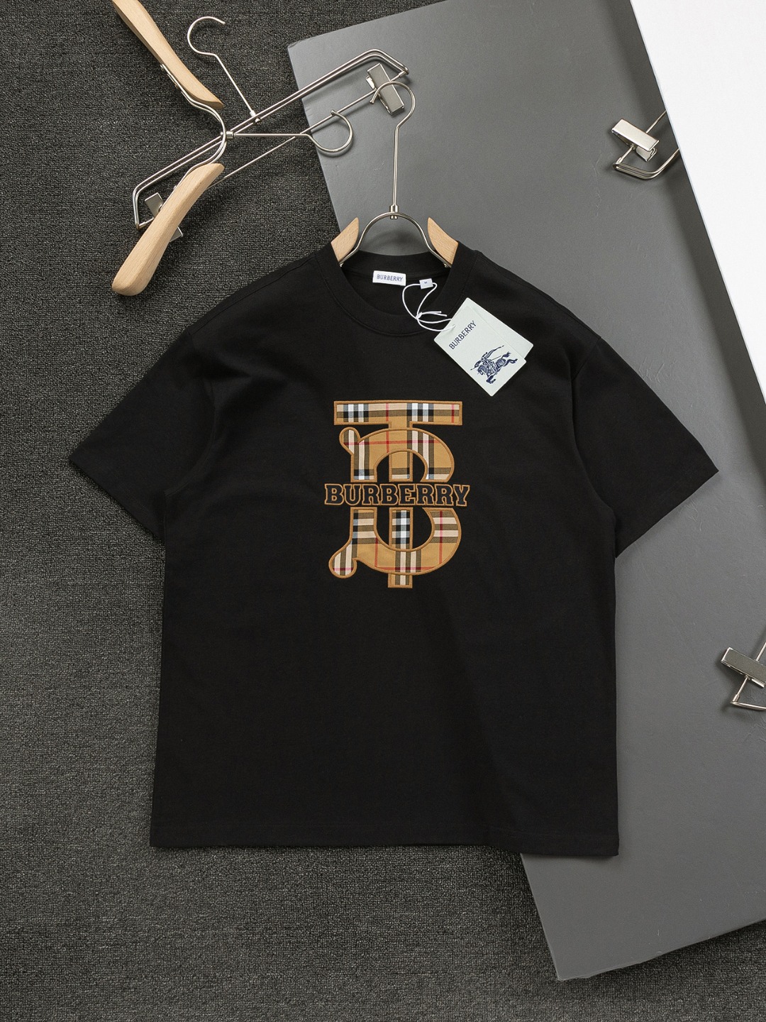 NO:135507,BBR's new exclusive limited edition Burberry War Horse TB marking patch letter embroidery exquisite craftsmanship. As the leader in the luxury world, B's family is well deserved. The first thing that catches your eye today is the loose and comfortable black and white solid color two major versions~~ The ribbed round neck has become the best decoration of its style, while B's family is listed as the upper body logo on the front chest. It is a unique pin design, using a color block design to highlight the texture! The black and white are interspersed with black and white. The most traditional modification method and the simplest color level contrast form the strongest and direct contrast, and this is often the most concise and clearest minimalist modification method~~ A nostalgic classic atmosphere also spreads inadvertently in this work! ! With the blessing of pure cotton, both the comfort of the upper body and the incomparable existence. It can be said to be a must-have companion in summer. Excellent breathability and comfortable outfit are incomparable~ Recommended! ! Size S-XL, color black white, two colors Size chart XS shoulder width 50-bust 54-clothes length 70 S shoulder width 52-bust 56.5-clothes length 72 M shoulder width 54-bust 59-clothes length 74 L shoulder width 56-bust 61.5-clothes length 76, burberry,tees, t-shirt,alexander wang19860909BBR 新款独家限定 巴宝莉 战马TB标格纹贴布字母刺绣精美工艺 320克洗水面料T恤作为奢侈界的龙头,B家可谓是当之无愧了,而今天要说的这件作品,首先映入眼帘的就是宽松舒适的黑白纯色两大版型~~罗纹圆领成了其版型的最好修饰,而B家则是作为了上身LOGO罗列在前胸,更是匠心独具的别针设计,采用拼色设计,更加凸显质感！牛 黑白相间,最为传统的修饰方式加上最为简单的色阶对比形成了最为强烈而直接的对比,而这往往又是最为简洁明了的极简修饰方式~~一种怀旧的经典气息也在此作上不经意的蔓延开来！！ 加上純棉材质的加持,无论是上身舒适度还是都是无可比拟的存在,可以说是夏日必备的良伴,优秀的透气性和舒适的穿搭感都是无可比拟的~推荐！！尺码S-XL,颜色黑色 白色 两色 尺寸表 XS肩宽50-胸围54-衣长70 S肩宽52-胸围56.5-衣长72 M肩宽54-胸围59-衣长74 L肩宽56-胸围61.5-衣长76,,burberry,tees，t-shirt,alexander wang,Men's clothing