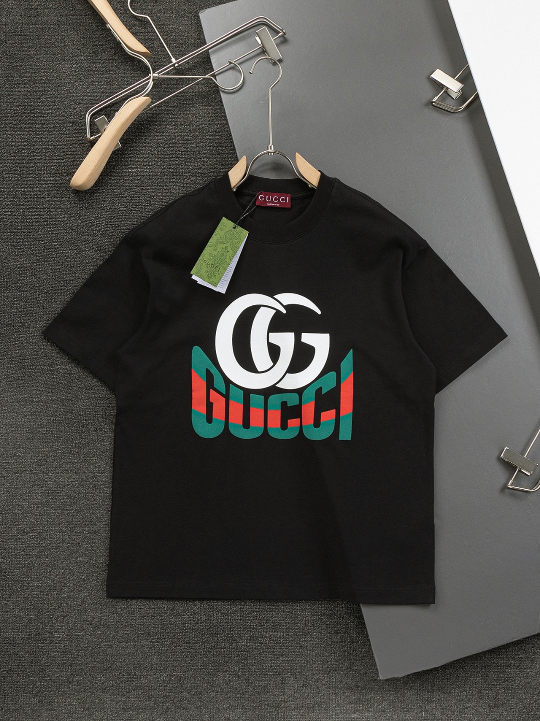 Gucci 25ss nueva temporada, estilo moderno, estampado rojo y verde de doble G con letras grandes 🪡 Camiseta de cuello …