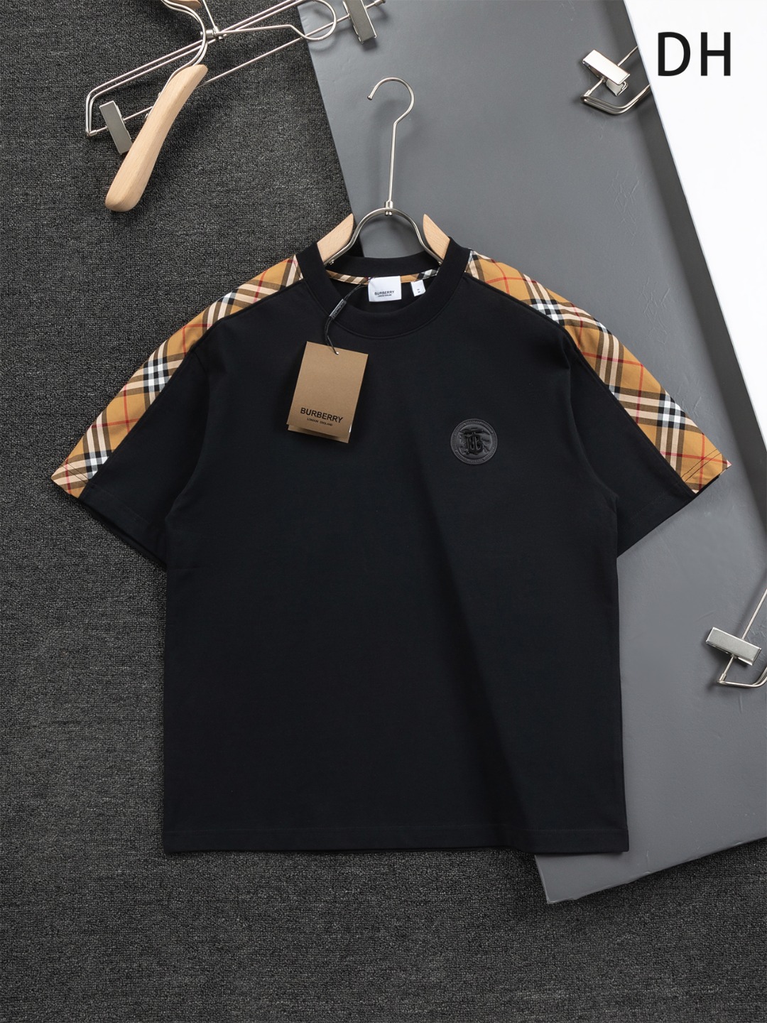BURBERRY BBR 巴宝莉 微宽版型S-Xl 新款独家限定 25年最新最顶级 TB五金字母圆形⭕️皮革绣章 双肩膀格纹 🪡精美工艺 320克洗水面料T恤作为奢侈界的龙头，B家可谓是当之无愧了，而今天要说的这件作品，首先映入眼帘的就…