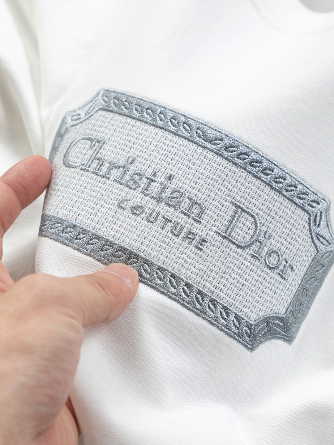 Dior CD Microwidese Embroidered Logo T-shirt in Black & White, 209 Collection - 图片 4