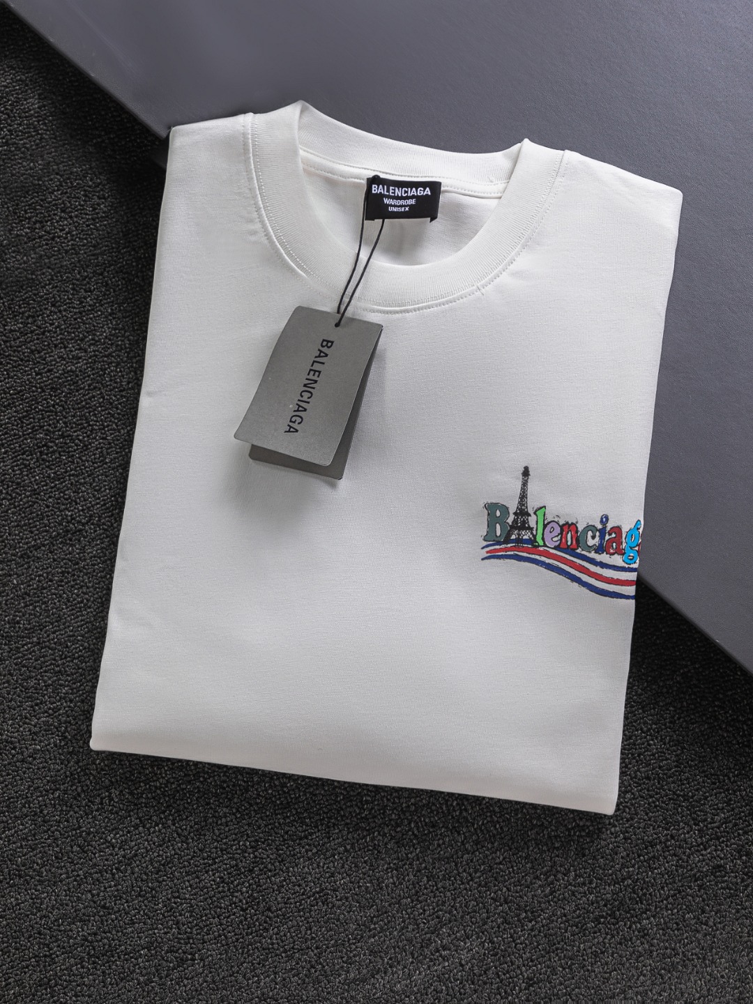 P85 Balenciaga 巴黎世家 微宽版型S-XL
25ss新春走秀热卖专柜款🔥新款 前后幅波浪🌊可乐字母巴黎铁塔logo印花短袖T恤复古味十足 巴黎每次的新品都必然推起一波时尚浪潮 这款也不例外..🙈🙈男女上身都超帅!os版型完全不挑人 精品稀出,限量发售。Balenciaga 巴黎世家新款 Be different圆领短袖,基础版型的休闲T恤,整体设计简洁时尚,十分大气干净
采用100%纯棉面料打造,上身柔软舒适。细节恰到好处,不会很夸张,又显得很有设计感。这款T恤是男女都可以穿的情侣款,时尚百搭又好穿!
颜色:黑色 白色 绿色
尺码:S MLXL
尺寸表:
S:肩宽50-胸围54-衣长70
M:肩宽52-胸围56.5-衣长72
L:肩宽54-胸围59-衣长74
XL:肩宽56-胸围61.5-衣长76