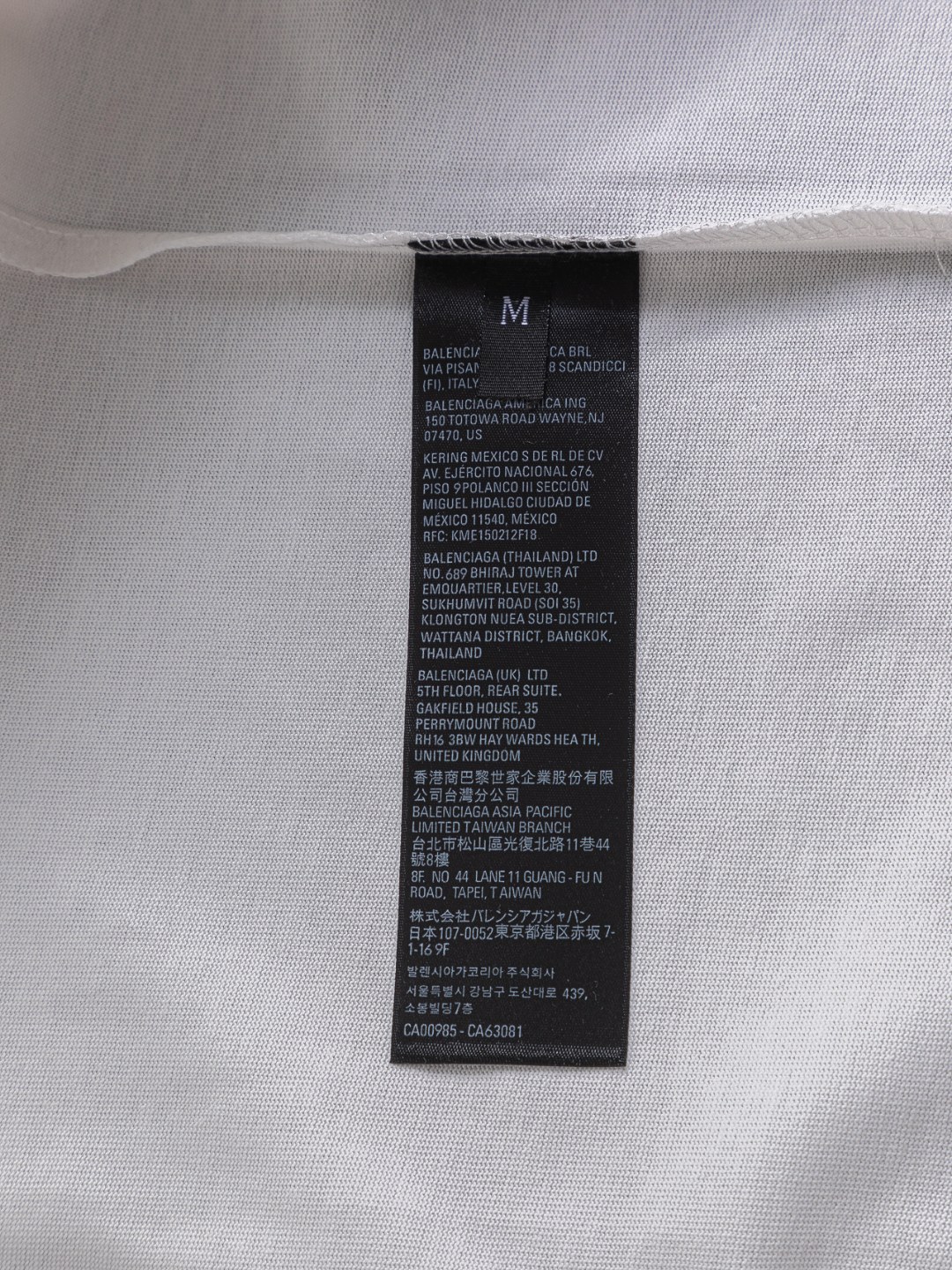P85 Balenciaga 巴黎世家 微宽版型S-XL
25ss新春走秀热卖专柜款🔥新款 前后幅波浪🌊可乐字母巴黎铁塔logo印花短袖T恤复古味十足 巴黎每次的新品都必然推起一波时尚浪潮 这款也不例外..🙈🙈男女上身都超帅!os版型完全不挑人 精品稀出,限量发售。Balenciaga 巴黎世家新款 Be different圆领短袖,基础版型的休闲T恤,整体设计简洁时尚,十分大气干净
采用100%纯棉面料打造,上身柔软舒适。细节恰到好处,不会很夸张,又显得很有设计感。这款T恤是男女都可以穿的情侣款,时尚百搭又好穿!
颜色:黑色 白色 绿色
尺码:S MLXL
尺寸表:
S:肩宽50-胸围54-衣长70
M:肩宽52-胸围56.5-衣长72
L:肩宽54-胸围59-衣长74
XL:肩宽56-胸围61.5-衣长76