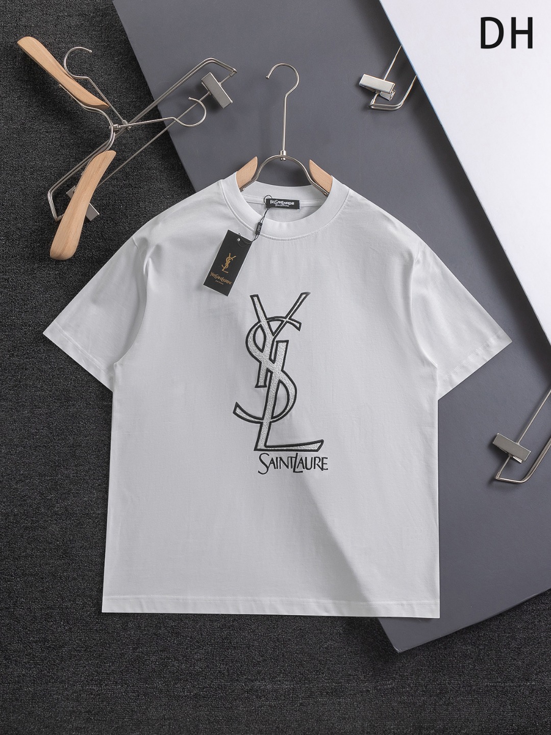 P  Yves Saint Laurent  圣罗兰。YSL 高版本  微宽版型S-XL\nSS新品限量专柜走秀款   胸前经典立体字母带毛刷绣logo  短袖T恤，男女同款！短袖不在千篇一律的大众脸，而是一定要独特吸引人的眼球，这一款短袖品相品质都在线，舒适度，一如既往的版型，时髦度，包括面料、裁剪工艺上，都是下足了功夫！EZ克洗水纯棉质面料，纯棉透气，日常穿着非常清爽穿感舒适，领口的罗纹针织平整紧密，随意折腾都不会领口歪斜，宽松版型，上身你就会发现真的好好看，整体极简利落，超级日常百搭！随随便便搭配一条裤子就是青春的样子，一件t恤就能为你的穿搭疯狂，绝不会出错的时髦单品！黑色，白色，尺码：S-XL\n尺寸表：\nS：肩宽-胸围-衣长\nM：肩宽-胸围.-衣长\nL：肩宽-胸围-衣长\nXL：肩宽-胸围.-衣长