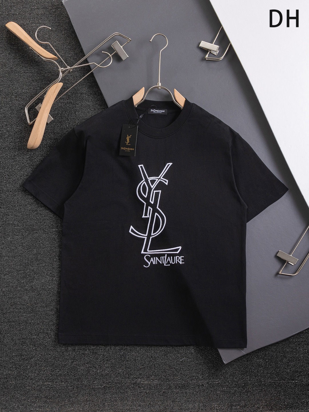 P  Yves Saint Laurent  圣罗兰。YSL 高版本  微宽版型S-XL\nSS新品限量专柜走秀款   胸前经典立体字母带毛刷绣logo  短袖T恤，男女同款！短袖不在千篇一律的大众脸，而是一定要独特吸引人的眼球，这一款短袖品相品质都在线，舒适度，一如既往的版型，时髦度，包括面料、裁剪工艺上，都是下足了功夫！EZ克洗水纯棉质面料，纯棉透气，日常穿着非常清爽穿感舒适，领口的罗纹针织平整紧密，随意折腾都不会领口歪斜，宽松版型，上身你就会发现真的好好看，整体极简利落，超级日常百搭！随随便便搭配一条裤子就是青春的样子，一件t恤就能为你的穿搭疯狂，绝不会出错的时髦单品！黑色，白色，尺码：S-XL\n尺寸表：\nS：肩宽-胸围-衣长\nM：肩宽-胸围.-衣长\nL：肩宽-胸围-衣长\nXL：肩宽-胸围.-衣长