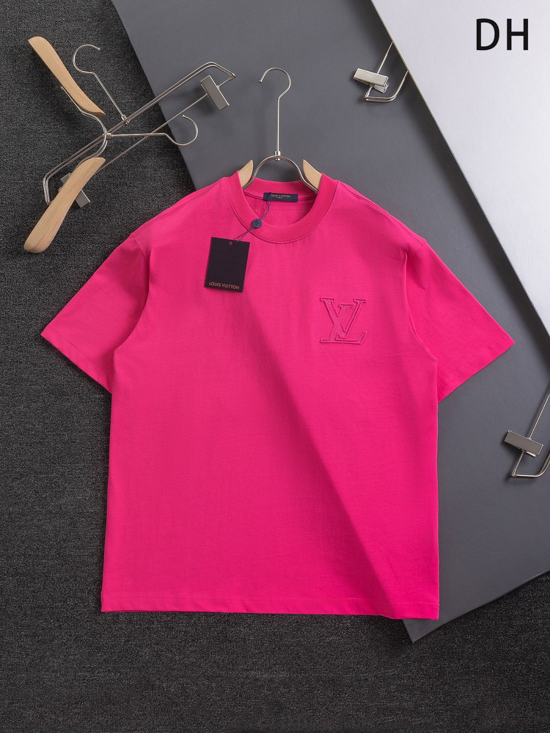 P85 Louis Vuitton 路易威登 1V 微宽版型S-Xl 25SS LV 新品专柜走秀款 胸口立体平纹字母刺绣🪡logo 后幅大logo刺绣🪡logo 短袖T恤，男女同款！短袖不在千篇一律的大众脸，而是一定要独特吸引人的眼…