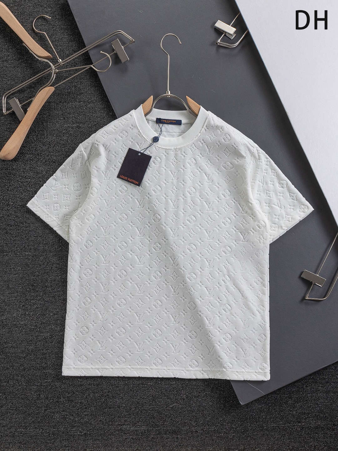 P90 ￼ Louis Vuitton Louis Vuitton 1V versión ligeramente ancha S-Xl 25ss nuevo modelo de mostrador de productos siempre…