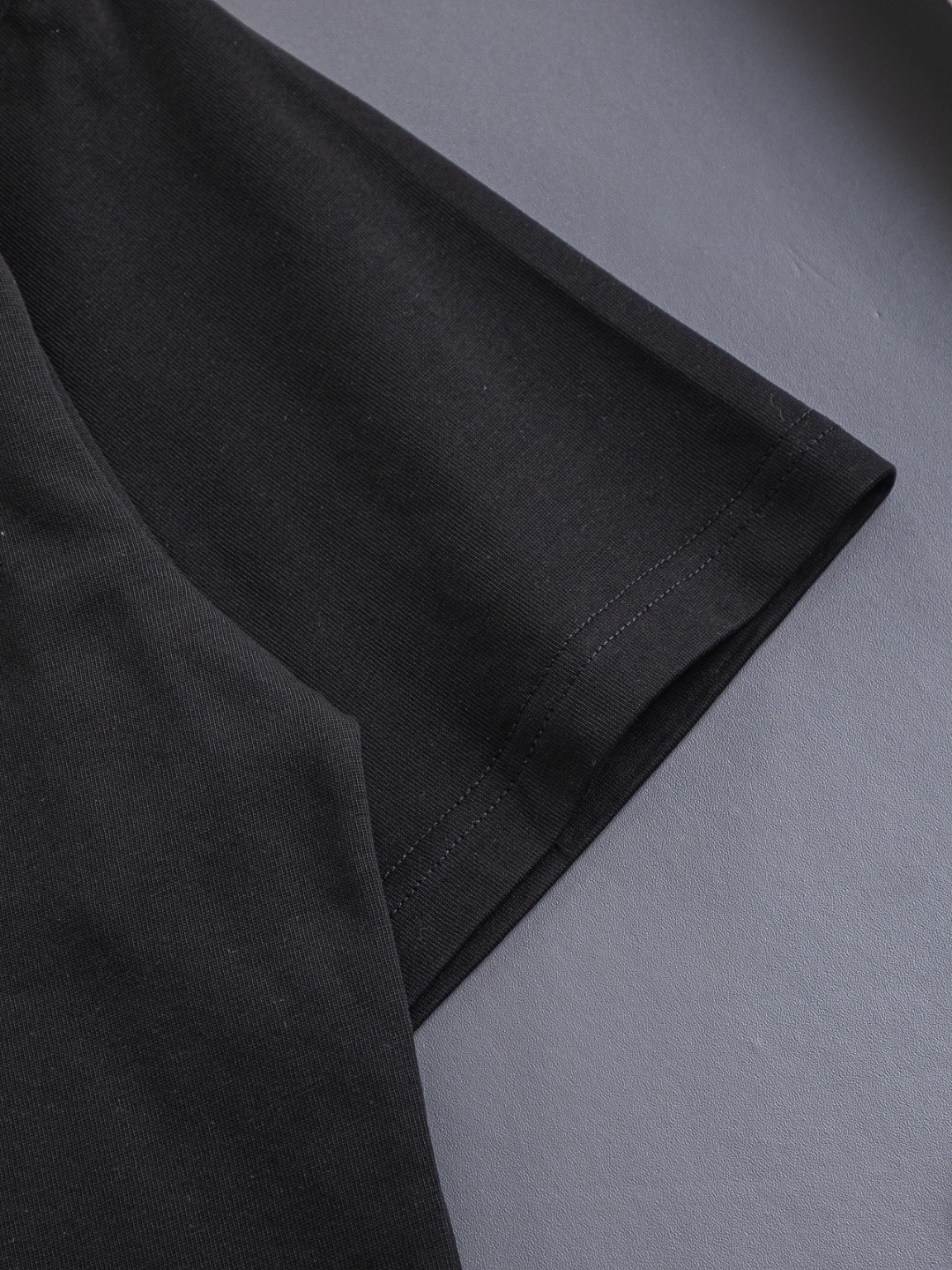 P135 Dior 迪奥 CD 微宽版版型 S-XL
CD 25SS 新品专柜热卖款 迪奥联名Hyltonnel合作 胸前镂空字母猫咪🪡刺绣logo图案 作为奢侈界的龙头,D家可谓是当之无愧了,而今天要说的这件作品,首先映入眼帘的就是宽松舒适的黑白纯色两大版型~~罗纹圆领成了其版型的最好修饰,而D家则是作为了上身LOGO罗列在前胸,更是匠心独具的字母logo贴布刺绣设计,更加凸显质感!最为传统的修饰方式加上最为简单的色阶对比形成了最为强烈而直接的对比,而这往往又是最为简洁明了的极简修饰方式~~一种怀旧的经典气息也在此作上不经意的蔓延开来!!前面饰以 47 标志贴布刺绣,别具一格,向 Dior 具有历史意义的年份致敬!加上采用320克棉材质的加持,无论是上身舒适度还是都是无可比拟的存在,可以说是夏日必备的良伴,优秀的透气性和舒适的穿搭感都是无可比拟的~推荐!!
颜色:黑色 白色 两色
尺码:S-XL
尺寸表:
S:肩宽55-胸围56-衣长71.5
M:肩宽56.5-胸围58-衣长73
L:肩宽58-胸围60-衣长74.5
XL:肩宽59.5-胸围62-衣长76