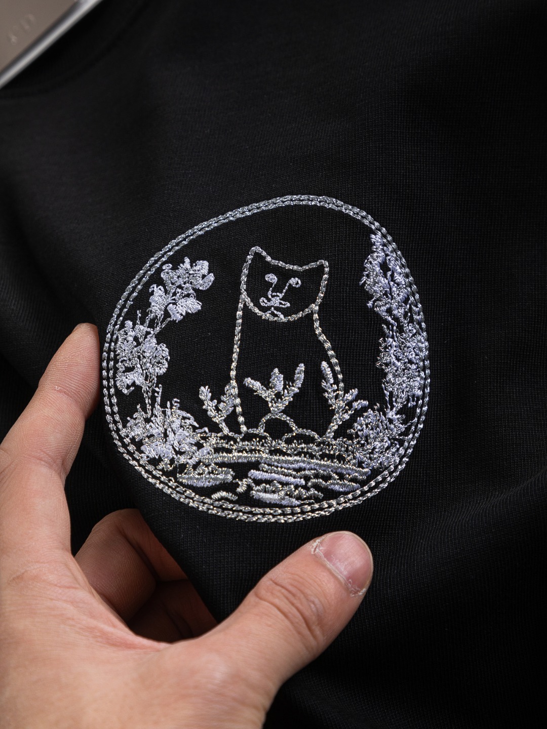 P135 Dior 迪奥 CD 微宽版版型 S-XL
CD 25SS 新品专柜热卖款 迪奥联名Hyltonnel合作 胸前镂空字母猫咪🪡刺绣logo图案 作为奢侈界的龙头,D家可谓是当之无愧了,而今天要说的这件作品,首先映入眼帘的就是宽松舒适的黑白纯色两大版型~~罗纹圆领成了其版型的最好修饰,而D家则是作为了上身LOGO罗列在前胸,更是匠心独具的字母logo贴布刺绣设计,更加凸显质感!最为传统的修饰方式加上最为简单的色阶对比形成了最为强烈而直接的对比,而这往往又是最为简洁明了的极简修饰方式~~一种怀旧的经典气息也在此作上不经意的蔓延开来!!前面饰以 47 标志贴布刺绣,别具一格,向 Dior 具有历史意义的年份致敬!加上采用320克棉材质的加持,无论是上身舒适度还是都是无可比拟的存在,可以说是夏日必备的良伴,优秀的透气性和舒适的穿搭感都是无可比拟的~推荐!!
颜色:黑色 白色 两色
尺码:S-XL
尺寸表:
S:肩宽55-胸围56-衣长71.5
M:肩宽56.5-胸围58-衣长73
L:肩宽58-胸围60-衣长74.5
XL:肩宽59.5-胸围62-衣长76