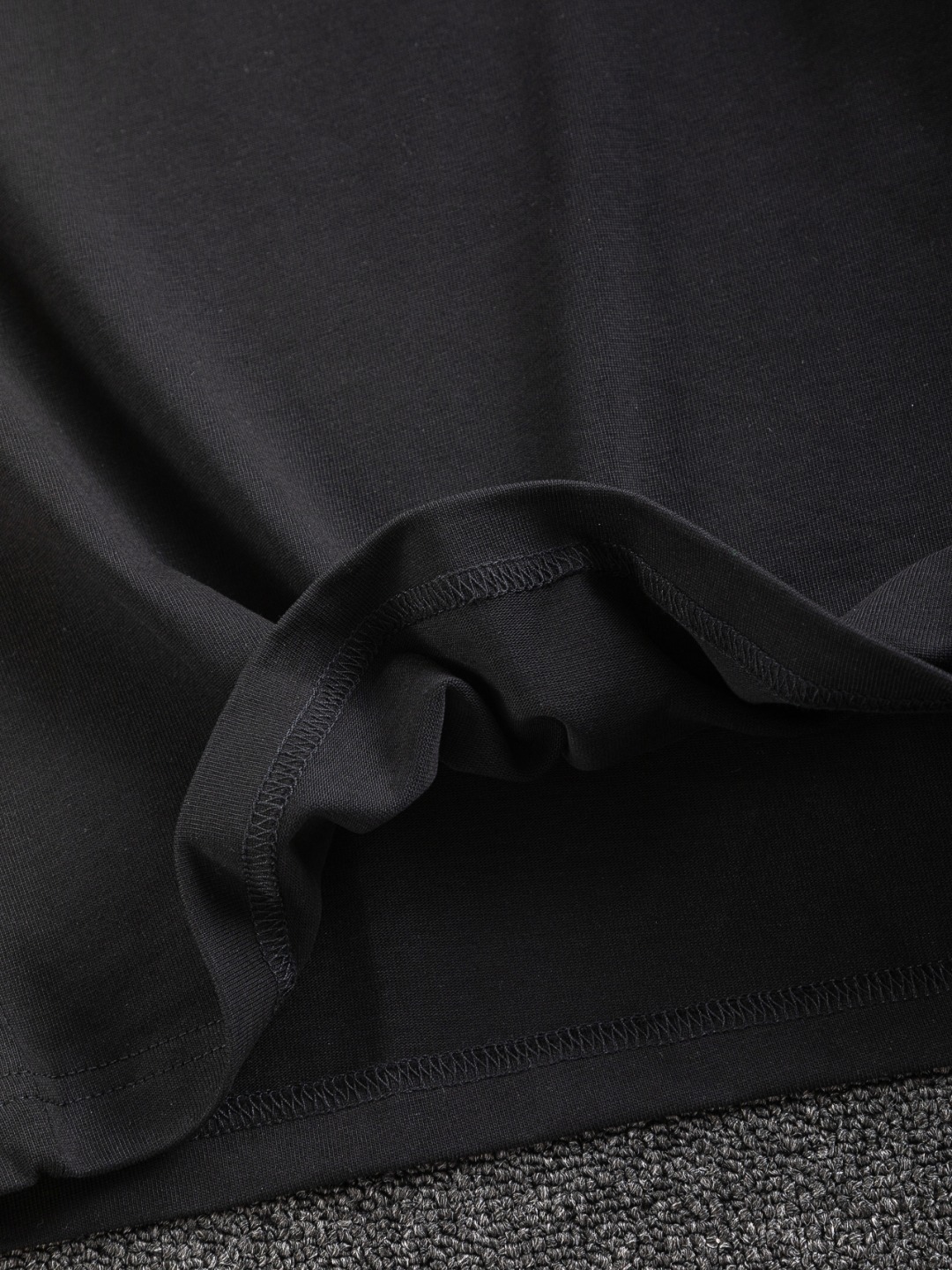 P135 Dior 迪奥 CD 微宽版版型 S-XL
CD 25SS 新品专柜热卖款 迪奥联名Hyltonnel合作 胸前镂空字母猫咪🪡刺绣logo图案 作为奢侈界的龙头,D家可谓是当之无愧了,而今天要说的这件作品,首先映入眼帘的就是宽松舒适的黑白纯色两大版型~~罗纹圆领成了其版型的最好修饰,而D家则是作为了上身LOGO罗列在前胸,更是匠心独具的字母logo贴布刺绣设计,更加凸显质感!最为传统的修饰方式加上最为简单的色阶对比形成了最为强烈而直接的对比,而这往往又是最为简洁明了的极简修饰方式~~一种怀旧的经典气息也在此作上不经意的蔓延开来!!前面饰以 47 标志贴布刺绣,别具一格,向 Dior 具有历史意义的年份致敬!加上采用320克棉材质的加持,无论是上身舒适度还是都是无可比拟的存在,可以说是夏日必备的良伴,优秀的透气性和舒适的穿搭感都是无可比拟的~推荐!!
颜色:黑色 白色 两色
尺码:S-XL
尺寸表:
S:肩宽55-胸围56-衣长71.5
M:肩宽56.5-胸围58-衣长73
L:肩宽58-胸围60-衣长74.5
XL:肩宽59.5-胸围62-衣长76