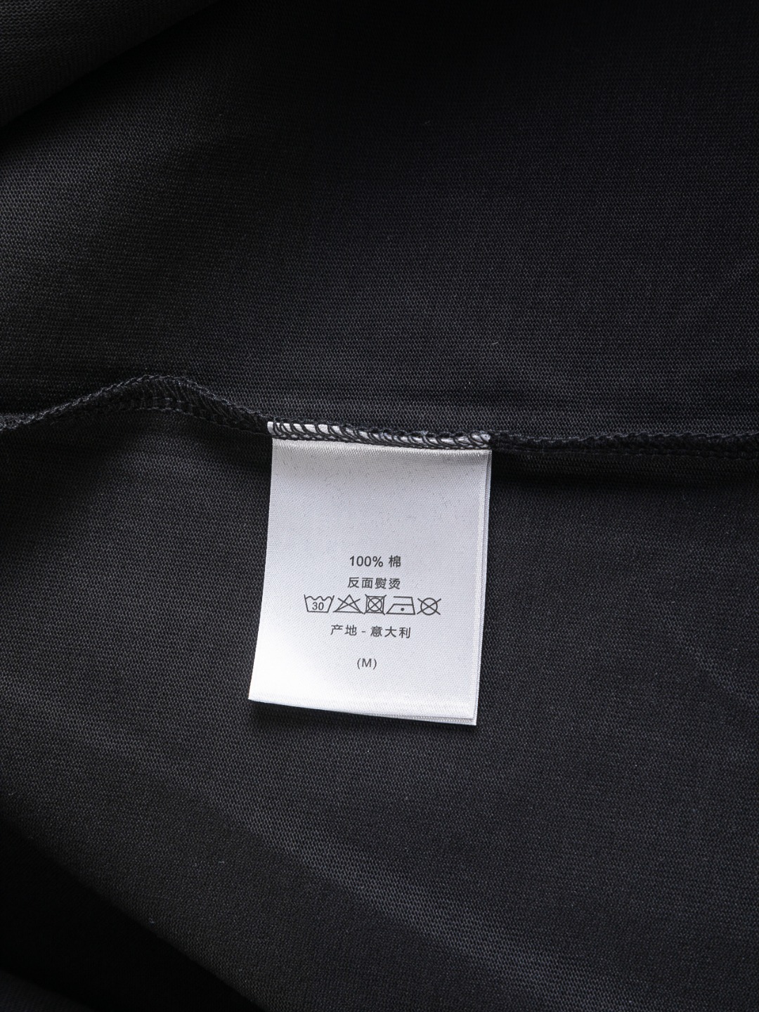 P135 Dior 迪奥 CD 微宽版版型 S-XL
CD 25SS 新品专柜热卖款 迪奥联名Hyltonnel合作 胸前镂空字母猫咪🪡刺绣logo图案 作为奢侈界的龙头,D家可谓是当之无愧了,而今天要说的这件作品,首先映入眼帘的就是宽松舒适的黑白纯色两大版型~~罗纹圆领成了其版型的最好修饰,而D家则是作为了上身LOGO罗列在前胸,更是匠心独具的字母logo贴布刺绣设计,更加凸显质感!最为传统的修饰方式加上最为简单的色阶对比形成了最为强烈而直接的对比,而这往往又是最为简洁明了的极简修饰方式~~一种怀旧的经典气息也在此作上不经意的蔓延开来!!前面饰以 47 标志贴布刺绣,别具一格,向 Dior 具有历史意义的年份致敬!加上采用320克棉材质的加持,无论是上身舒适度还是都是无可比拟的存在,可以说是夏日必备的良伴,优秀的透气性和舒适的穿搭感都是无可比拟的~推荐!!
颜色:黑色 白色 两色
尺码:S-XL
尺寸表:
S:肩宽55-胸围56-衣长71.5
M:肩宽56.5-胸围58-衣长73
L:肩宽58-胸围60-衣长74.5
XL:肩宽59.5-胸围62-衣长76
