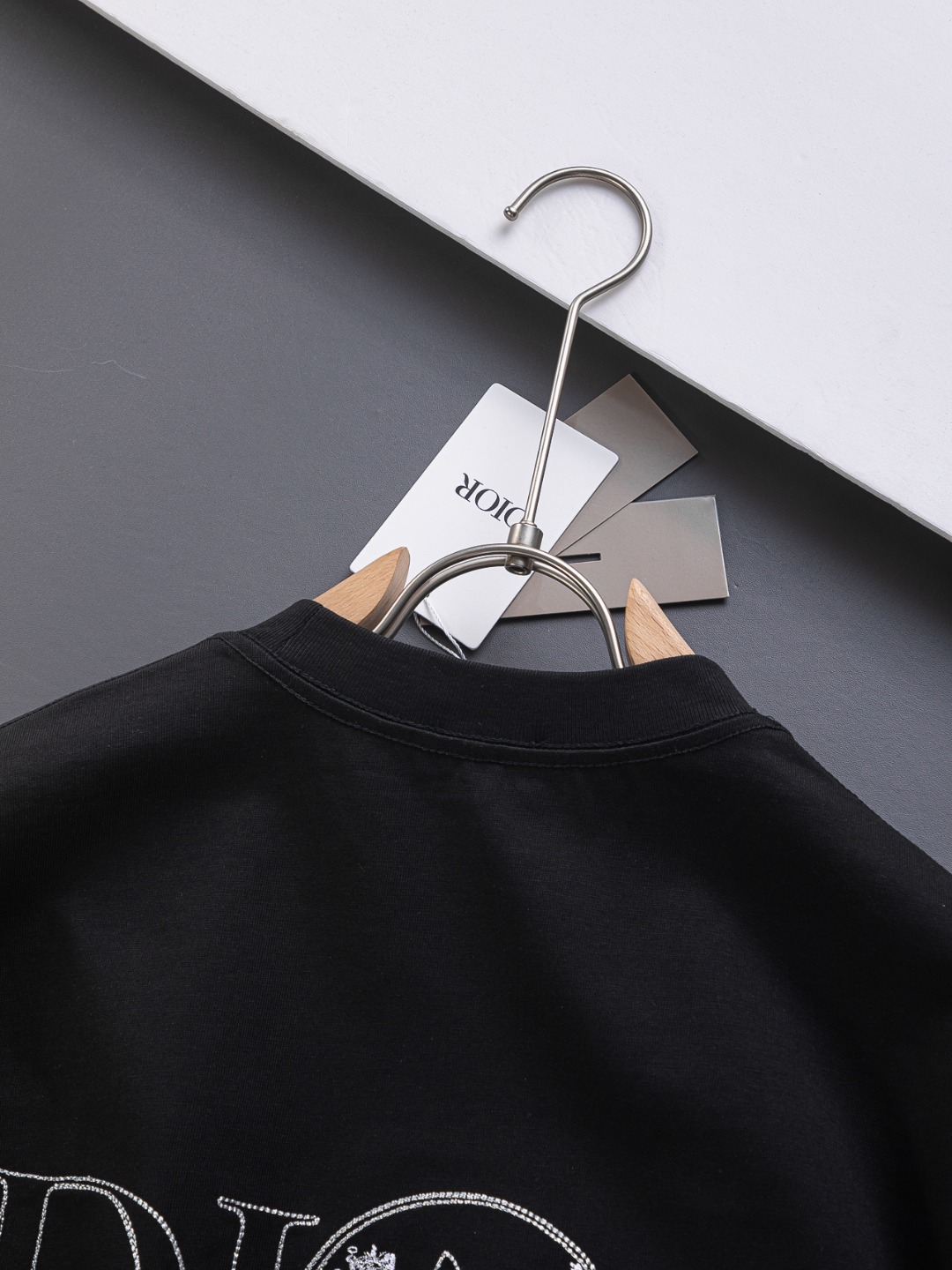 P135 Dior 迪奥 CD 微宽版版型 S-XL
CD 25SS 新品专柜热卖款 迪奥联名Hyltonnel合作 胸前镂空字母猫咪🪡刺绣logo图案 作为奢侈界的龙头,D家可谓是当之无愧了,而今天要说的这件作品,首先映入眼帘的就是宽松舒适的黑白纯色两大版型~~罗纹圆领成了其版型的最好修饰,而D家则是作为了上身LOGO罗列在前胸,更是匠心独具的字母logo贴布刺绣设计,更加凸显质感!最为传统的修饰方式加上最为简单的色阶对比形成了最为强烈而直接的对比,而这往往又是最为简洁明了的极简修饰方式~~一种怀旧的经典气息也在此作上不经意的蔓延开来!!前面饰以 47 标志贴布刺绣,别具一格,向 Dior 具有历史意义的年份致敬!加上采用320克棉材质的加持,无论是上身舒适度还是都是无可比拟的存在,可以说是夏日必备的良伴,优秀的透气性和舒适的穿搭感都是无可比拟的~推荐!!
颜色:黑色 白色 两色
尺码:S-XL
尺寸表:
S:肩宽55-胸围56-衣长71.5
M:肩宽56.5-胸围58-衣长73
L:肩宽58-胸围60-衣长74.5
XL:肩宽59.5-胸围62-衣长76
