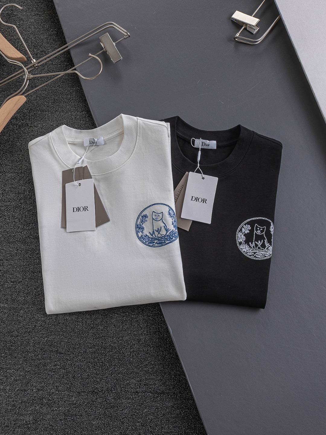 P135 Dior 迪奥 CD 微宽版版型 S-XL
CD 25SS 新品专柜热卖款 迪奥联名Hyltonnel合作 胸前镂空字母猫咪🪡刺绣logo图案 作为奢侈界的龙头,D家可谓是当之无愧了,而今天要说的这件作品,首先映入眼帘的就是宽松舒适的黑白纯色两大版型~~罗纹圆领成了其版型的最好修饰,而D家则是作为了上身LOGO罗列在前胸,更是匠心独具的字母logo贴布刺绣设计,更加凸显质感!最为传统的修饰方式加上最为简单的色阶对比形成了最为强烈而直接的对比,而这往往又是最为简洁明了的极简修饰方式~~一种怀旧的经典气息也在此作上不经意的蔓延开来!!前面饰以 47 标志贴布刺绣,别具一格,向 Dior 具有历史意义的年份致敬!加上采用320克棉材质的加持,无论是上身舒适度还是都是无可比拟的存在,可以说是夏日必备的良伴,优秀的透气性和舒适的穿搭感都是无可比拟的~推荐!!
颜色:黑色 白色 两色
尺码:S-XL
尺寸表:
S:肩宽55-胸围56-衣长71.5
M:肩宽56.5-胸围58-衣长73
L:肩宽58-胸围60-衣长74.5
XL:肩宽59.5-胸围62-衣长76