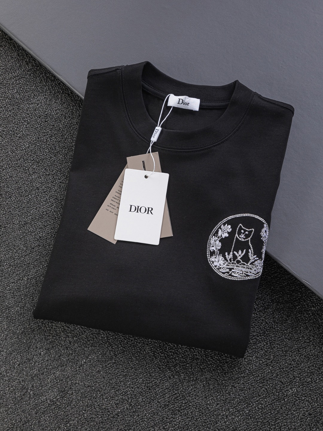 P135 Dior 迪奥 CD 微宽版版型 S-XL
CD 25SS 新品专柜热卖款 迪奥联名Hyltonnel合作 胸前镂空字母猫咪🪡刺绣logo图案 作为奢侈界的龙头,D家可谓是当之无愧了,而今天要说的这件作品,首先映入眼帘的就是宽松舒适的黑白纯色两大版型~~罗纹圆领成了其版型的最好修饰,而D家则是作为了上身LOGO罗列在前胸,更是匠心独具的字母logo贴布刺绣设计,更加凸显质感!最为传统的修饰方式加上最为简单的色阶对比形成了最为强烈而直接的对比,而这往往又是最为简洁明了的极简修饰方式~~一种怀旧的经典气息也在此作上不经意的蔓延开来!!前面饰以 47 标志贴布刺绣,别具一格,向 Dior 具有历史意义的年份致敬!加上采用320克棉材质的加持,无论是上身舒适度还是都是无可比拟的存在,可以说是夏日必备的良伴,优秀的透气性和舒适的穿搭感都是无可比拟的~推荐!!
颜色:黑色 白色 两色
尺码:S-XL
尺寸表:
S:肩宽55-胸围56-衣长71.5
M:肩宽56.5-胸围58-衣长73
L:肩宽58-胸围60-衣长74.5
XL:肩宽59.5-胸围62-衣长76