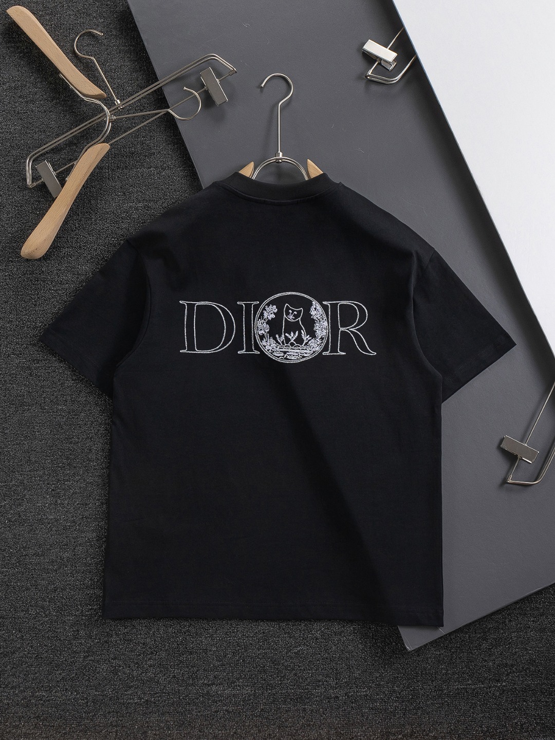 P135 Dior 迪奥 CD 微宽版版型 S-XL
CD 25SS 新品专柜热卖款 迪奥联名Hyltonnel合作 胸前镂空字母猫咪🪡刺绣logo图案 作为奢侈界的龙头,D家可谓是当之无愧了,而今天要说的这件作品,首先映入眼帘的就是宽松舒适的黑白纯色两大版型~~罗纹圆领成了其版型的最好修饰,而D家则是作为了上身LOGO罗列在前胸,更是匠心独具的字母logo贴布刺绣设计,更加凸显质感!最为传统的修饰方式加上最为简单的色阶对比形成了最为强烈而直接的对比,而这往往又是最为简洁明了的极简修饰方式~~一种怀旧的经典气息也在此作上不经意的蔓延开来!!前面饰以 47 标志贴布刺绣,别具一格,向 Dior 具有历史意义的年份致敬!加上采用320克棉材质的加持,无论是上身舒适度还是都是无可比拟的存在,可以说是夏日必备的良伴,优秀的透气性和舒适的穿搭感都是无可比拟的~推荐!!
颜色:黑色 白色 两色
尺码:S-XL
尺寸表:
S:肩宽55-胸围56-衣长71.5
M:肩宽56.5-胸围58-衣长73
L:肩宽58-胸围60-衣长74.5
XL:肩宽59.5-胸围62-衣长76