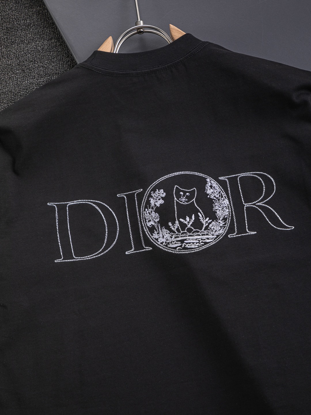 P135 Dior 迪奥 CD 微宽版版型 S-XL
CD 25SS 新品专柜热卖款 迪奥联名Hyltonnel合作 胸前镂空字母猫咪🪡刺绣logo图案 作为奢侈界的龙头,D家可谓是当之无愧了,而今天要说的这件作品,首先映入眼帘的就是宽松舒适的黑白纯色两大版型~~罗纹圆领成了其版型的最好修饰,而D家则是作为了上身LOGO罗列在前胸,更是匠心独具的字母logo贴布刺绣设计,更加凸显质感!最为传统的修饰方式加上最为简单的色阶对比形成了最为强烈而直接的对比,而这往往又是最为简洁明了的极简修饰方式~~一种怀旧的经典气息也在此作上不经意的蔓延开来!!前面饰以 47 标志贴布刺绣,别具一格,向 Dior 具有历史意义的年份致敬!加上采用320克棉材质的加持,无论是上身舒适度还是都是无可比拟的存在,可以说是夏日必备的良伴,优秀的透气性和舒适的穿搭感都是无可比拟的~推荐!!
颜色:黑色 白色 两色
尺码:S-XL
尺寸表:
S:肩宽55-胸围56-衣长71.5
M:肩宽56.5-胸围58-衣长73
L:肩宽58-胸围60-衣长74.5
XL:肩宽59.5-胸围62-衣长76