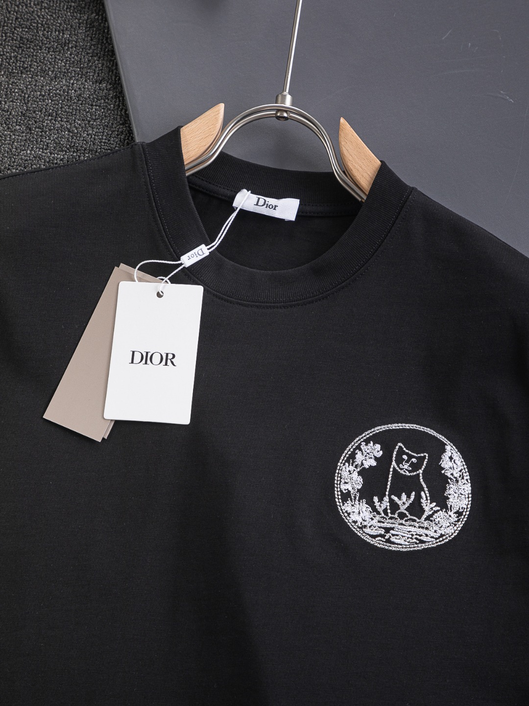 P135 Dior 迪奥 CD 微宽版版型 S-XL
CD 25SS 新品专柜热卖款 迪奥联名Hyltonnel合作 胸前镂空字母猫咪🪡刺绣logo图案 作为奢侈界的龙头,D家可谓是当之无愧了,而今天要说的这件作品,首先映入眼帘的就是宽松舒适的黑白纯色两大版型~~罗纹圆领成了其版型的最好修饰,而D家则是作为了上身LOGO罗列在前胸,更是匠心独具的字母logo贴布刺绣设计,更加凸显质感!最为传统的修饰方式加上最为简单的色阶对比形成了最为强烈而直接的对比,而这往往又是最为简洁明了的极简修饰方式~~一种怀旧的经典气息也在此作上不经意的蔓延开来!!前面饰以 47 标志贴布刺绣,别具一格,向 Dior 具有历史意义的年份致敬!加上采用320克棉材质的加持,无论是上身舒适度还是都是无可比拟的存在,可以说是夏日必备的良伴,优秀的透气性和舒适的穿搭感都是无可比拟的~推荐!!
颜色:黑色 白色 两色
尺码:S-XL
尺寸表:
S:肩宽55-胸围56-衣长71.5
M:肩宽56.5-胸围58-衣长73
L:肩宽58-胸围60-衣长74.5
XL:肩宽59.5-胸围62-衣长76