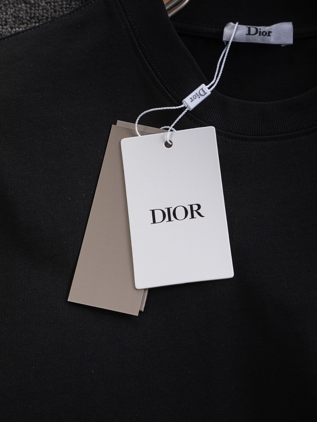 P135 Dior 迪奥 CD 微宽版版型 S-XL
CD 25SS 新品专柜热卖款 迪奥联名Hyltonnel合作 胸前镂空字母猫咪🪡刺绣logo图案 作为奢侈界的龙头,D家可谓是当之无愧了,而今天要说的这件作品,首先映入眼帘的就是宽松舒适的黑白纯色两大版型~~罗纹圆领成了其版型的最好修饰,而D家则是作为了上身LOGO罗列在前胸,更是匠心独具的字母logo贴布刺绣设计,更加凸显质感!最为传统的修饰方式加上最为简单的色阶对比形成了最为强烈而直接的对比,而这往往又是最为简洁明了的极简修饰方式~~一种怀旧的经典气息也在此作上不经意的蔓延开来!!前面饰以 47 标志贴布刺绣,别具一格,向 Dior 具有历史意义的年份致敬!加上采用320克棉材质的加持,无论是上身舒适度还是都是无可比拟的存在,可以说是夏日必备的良伴,优秀的透气性和舒适的穿搭感都是无可比拟的~推荐!!
颜色:黑色 白色 两色
尺码:S-XL
尺寸表:
S:肩宽55-胸围56-衣长71.5
M:肩宽56.5-胸围58-衣长73
L:肩宽58-胸围60-衣长74.5
XL:肩宽59.5-胸围62-衣长76
