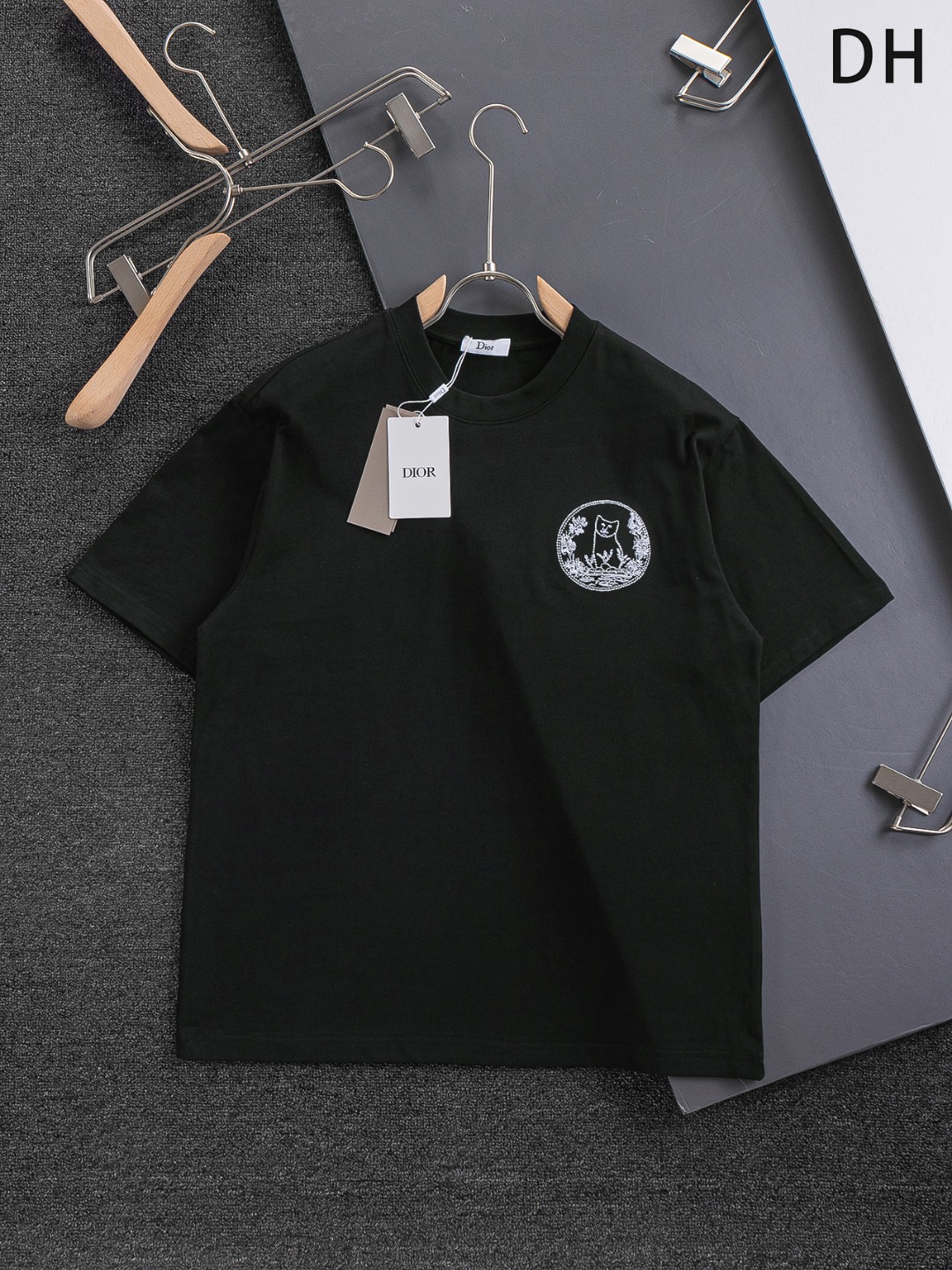 P135 Dior 迪奥 CD 微宽版版型 S-XL
CD 25SS 新品专柜热卖款 迪奥联名Hyltonnel合作 胸前镂空字母猫咪🪡刺绣logo图案 作为奢侈界的龙头,D家可谓是当之无愧了,而今天要说的这件作品,首先映入眼帘的就是宽松舒适的黑白纯色两大版型~~罗纹圆领成了其版型的最好修饰,而D家则是作为了上身LOGO罗列在前胸,更是匠心独具的字母logo贴布刺绣设计,更加凸显质感!最为传统的修饰方式加上最为简单的色阶对比形成了最为强烈而直接的对比,而这往往又是最为简洁明了的极简修饰方式~~一种怀旧的经典气息也在此作上不经意的蔓延开来!!前面饰以 47 标志贴布刺绣,别具一格,向 Dior 具有历史意义的年份致敬!加上采用320克棉材质的加持,无论是上身舒适度还是都是无可比拟的存在,可以说是夏日必备的良伴,优秀的透气性和舒适的穿搭感都是无可比拟的~推荐!!
颜色:黑色 白色 两色
尺码:S-XL
尺寸表:
S:肩宽55-胸围56-衣长71.5
M:肩宽56.5-胸围58-衣长73
L:肩宽58-胸围60-衣长74.5
XL:肩宽59.5-胸围62-衣长76