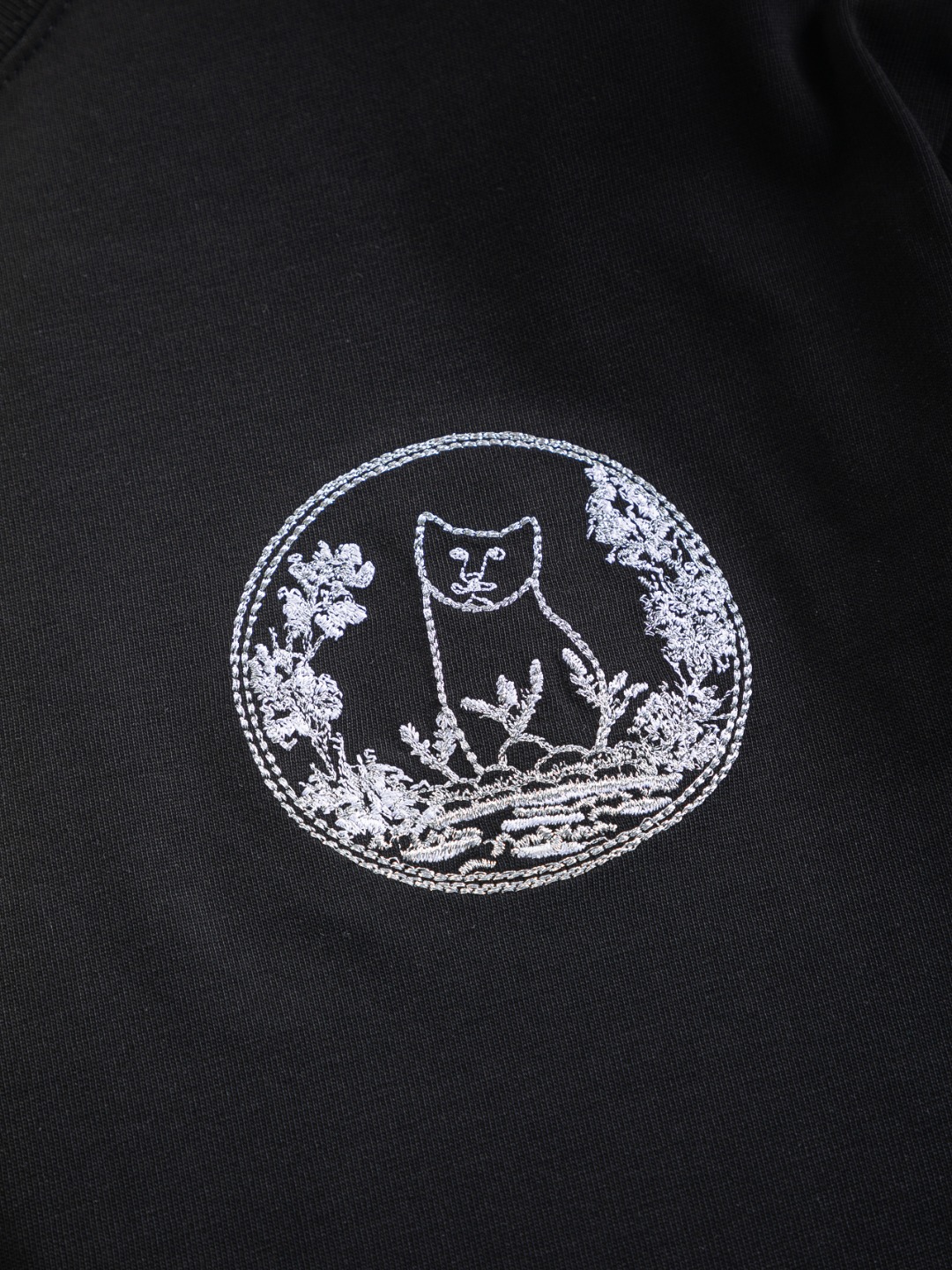 P135 Dior 迪奥 CD 微宽版版型 S-XL
CD 25SS 新品专柜热卖款 迪奥联名Hyltonnel合作 胸前镂空字母猫咪🪡刺绣logo图案 作为奢侈界的龙头,D家可谓是当之无愧了,而今天要说的这件作品,首先映入眼帘的就是宽松舒适的黑白纯色两大版型~~罗纹圆领成了其版型的最好修饰,而D家则是作为了上身LOGO罗列在前胸,更是匠心独具的字母logo贴布刺绣设计,更加凸显质感!最为传统的修饰方式加上最为简单的色阶对比形成了最为强烈而直接的对比,而这往往又是最为简洁明了的极简修饰方式~~一种怀旧的经典气息也在此作上不经意的蔓延开来!!前面饰以 47 标志贴布刺绣,别具一格,向 Dior 具有历史意义的年份致敬!加上采用320克棉材质的加持,无论是上身舒适度还是都是无可比拟的存在,可以说是夏日必备的良伴,优秀的透气性和舒适的穿搭感都是无可比拟的~推荐!!
颜色:黑色 白色 两色
尺码:S-XL
尺寸表:
S:肩宽55-胸围56-衣长71.5
M:肩宽56.5-胸围58-衣长73
L:肩宽58-胸围60-衣长74.5
XL:肩宽59.5-胸围62-衣长76
