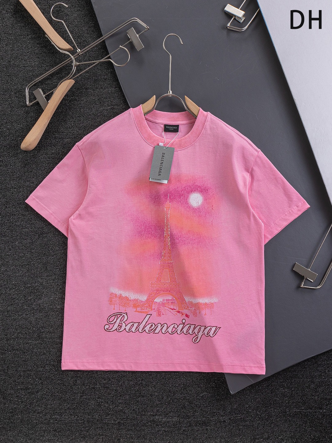 P165 


Balenciaga   巴黎世家   双BB  微宽版型S-XL
25ss新春走秀热卖🔥新款 水洗巴黎铁塔🗼夜景印花logo短袖T恤复古味十足 巴黎每次的新品都必然推起一波时尚浪潮 这款也不例外..🙈🙈男女上身都超帅！os版型完全不挑人 精品稀出，限量发售。Balenciaga 巴黎世家新款 Be different圆领短袖，基础版型的休闲T恤，整体设计简洁时尚，十分大气干净
采用100%纯棉面料打造，上身柔软舒适。细节恰到好处，不会很夸张，又显得很有设计感。这款T恤是男女都可以穿的情侣款，时尚百搭又好穿!
颜色：黑色 粉色   灰色
尺码：Ｓ ＭＬXL 
尺寸表：
S：肩宽50-胸围54-衣长70
M：肩宽52-胸围56.5-衣长72
L：肩宽54-胸围59-衣长74
XL：肩宽56-胸围61.5-衣长76