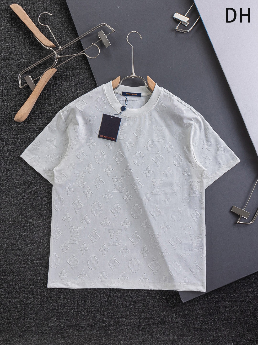 P165  


Louis Vuitton  路易威登  1V 驴家  微宽版型S-XL
LV25SS新品专柜同步上新款 三叶草老花字母全身满提花大logo 字母🪡刺绣圆领短袖T恤，男女同款！官网同步，专柜纯棉面料！贴肤舒适，耐看又好穿，经典简约logo设计，原厂工艺一丝不苟，型男必备单品短袖不在千篇一律的大众脸，而是一定要独特吸引人的眼球，这一款LV短袖品相品质都在线，舒适度，一如既往的版型，时髦度， 包括面料、裁剪工艺上，都是下足了功夫！320克洗水纯棉质面料，纯棉透气，日常穿着非常清爽穿感舒适，领口的罗纹针织平整紧密，随意折腾都不会领口歪斜，宽松版型，上身你就会发现真的好好看，整体极简利落，超级日常百搭！随随便便搭配一条裤子就是青春的样子，一件t恤就能为你的穿搭疯狂，绝不会出错的时髦单品！黑色，白色，尺码：S-XL
尺寸表：
S：肩宽50-胸围54-衣长70
M：肩宽52-胸围56.5-衣长72
L：肩宽54-胸围59-衣长74
XL：肩宽56-胸围61.5-衣长76